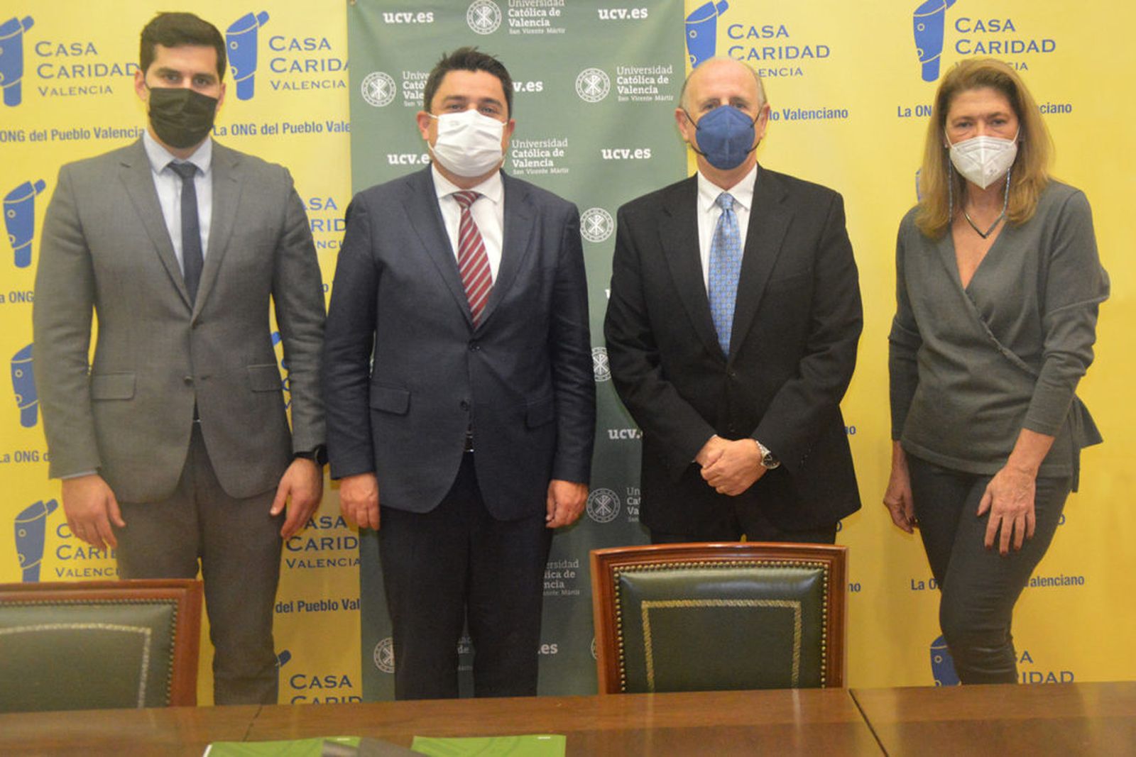 Representantes de Clínicas UCV  y Casa Caridad tras firmar el convenio.