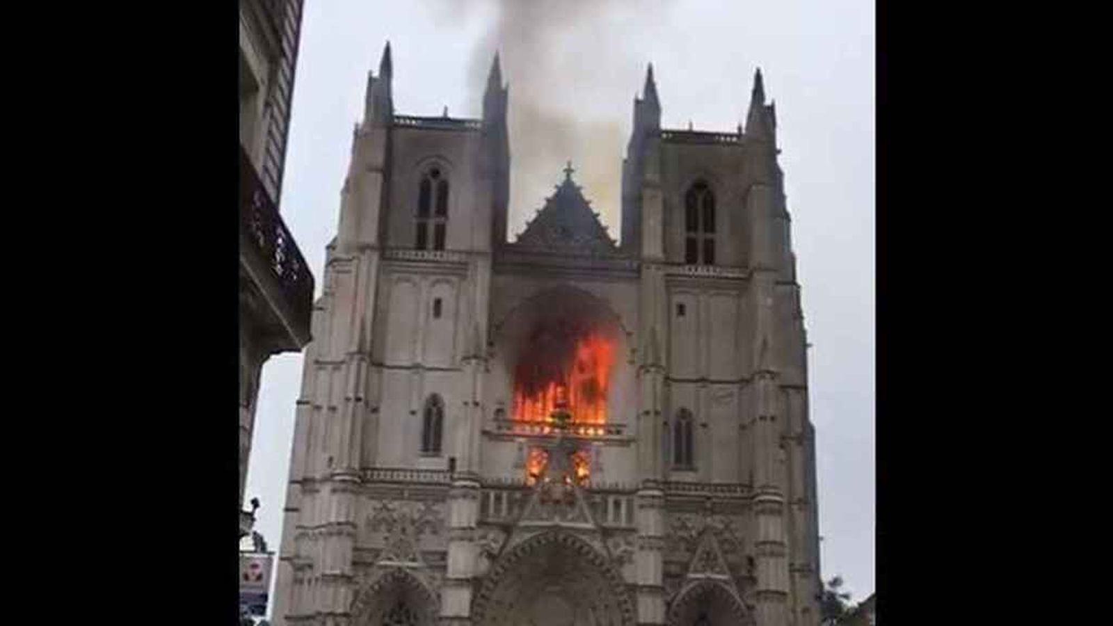 Espectacular incendio en la catedral de Nantes