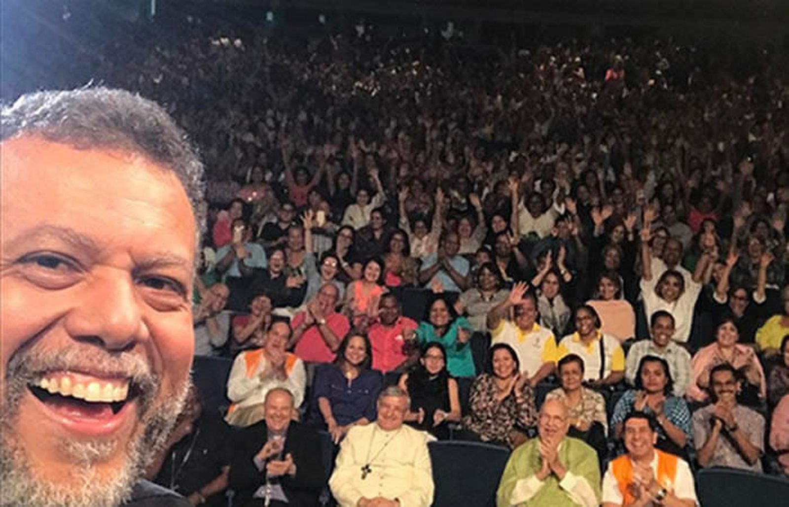 El padre Linero, con sus fans