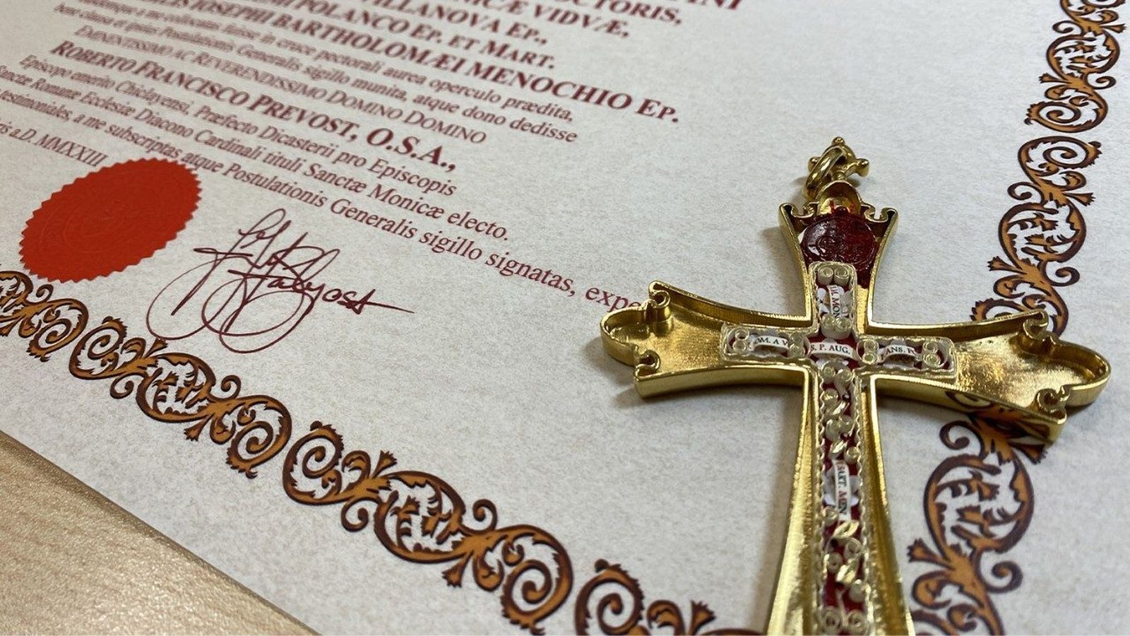 Cruz pectoral de León XIV