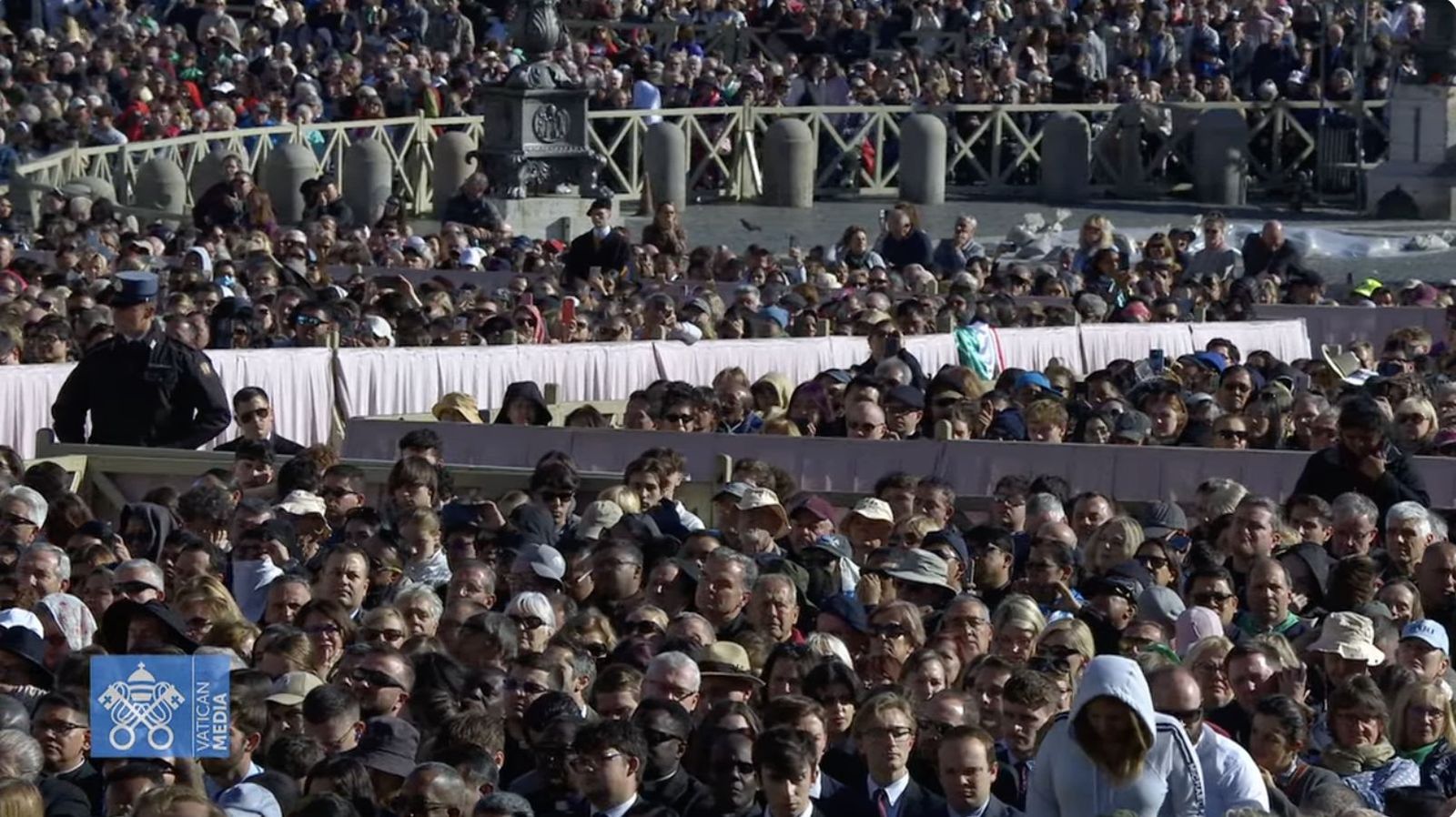 Fieles en la plaza de San Pedro