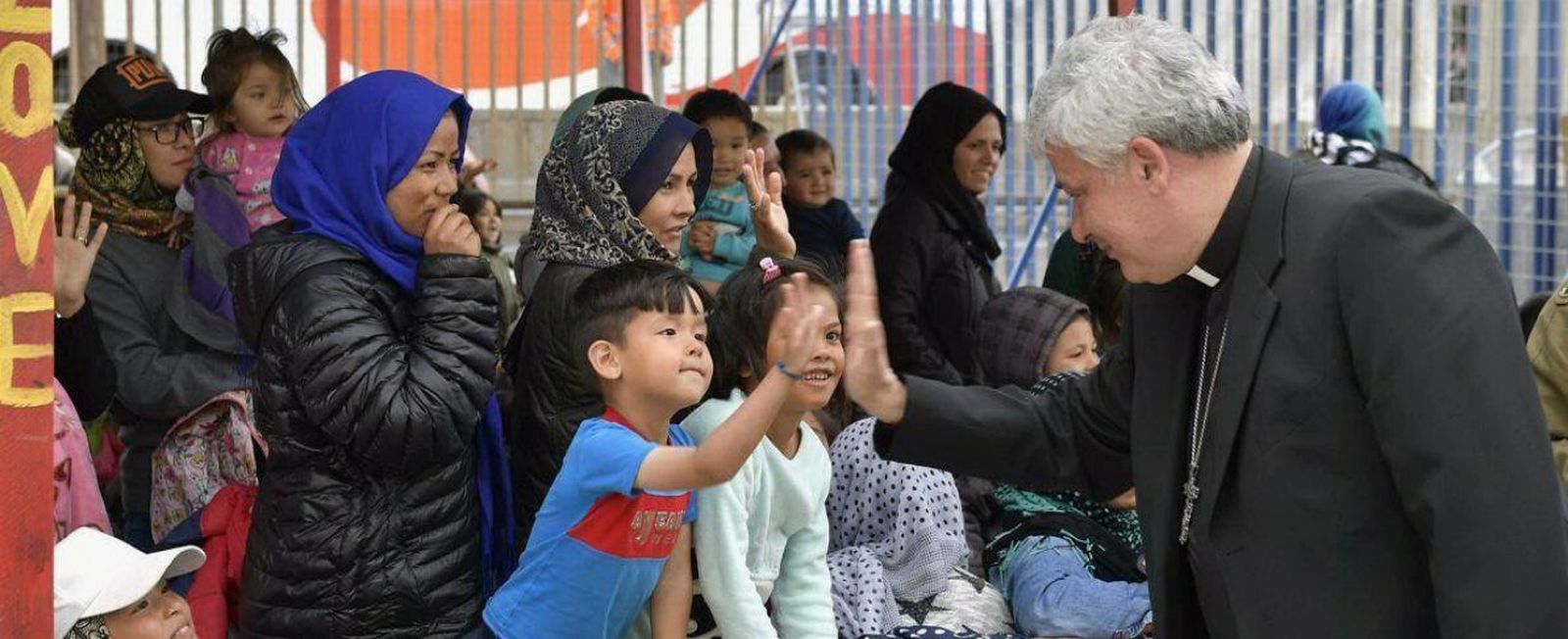 El limosnero saluda a algunos de los niños