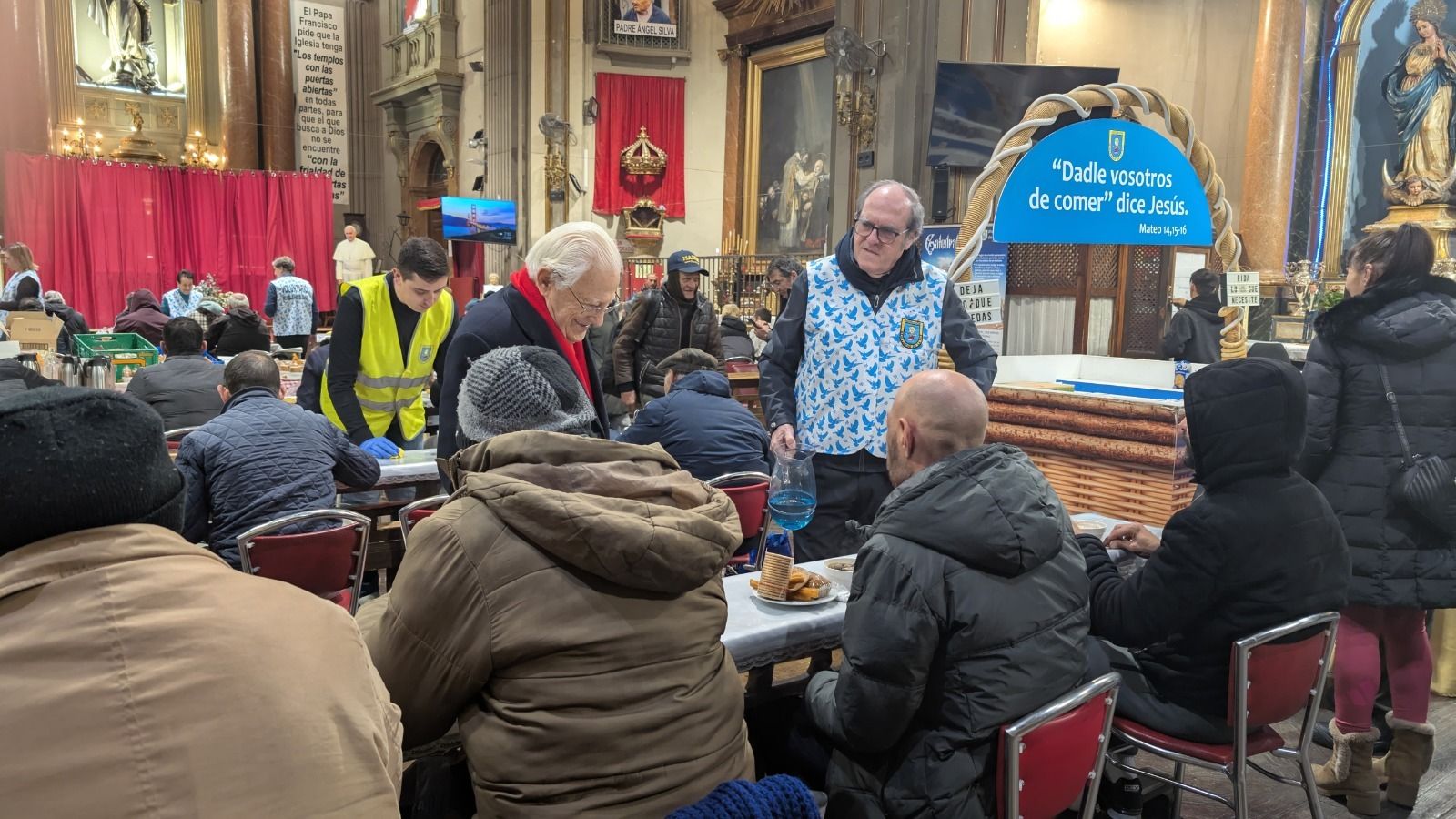 Ángel Gabilondo y el padre Ángel, en los desayunos solidarios de San Antón