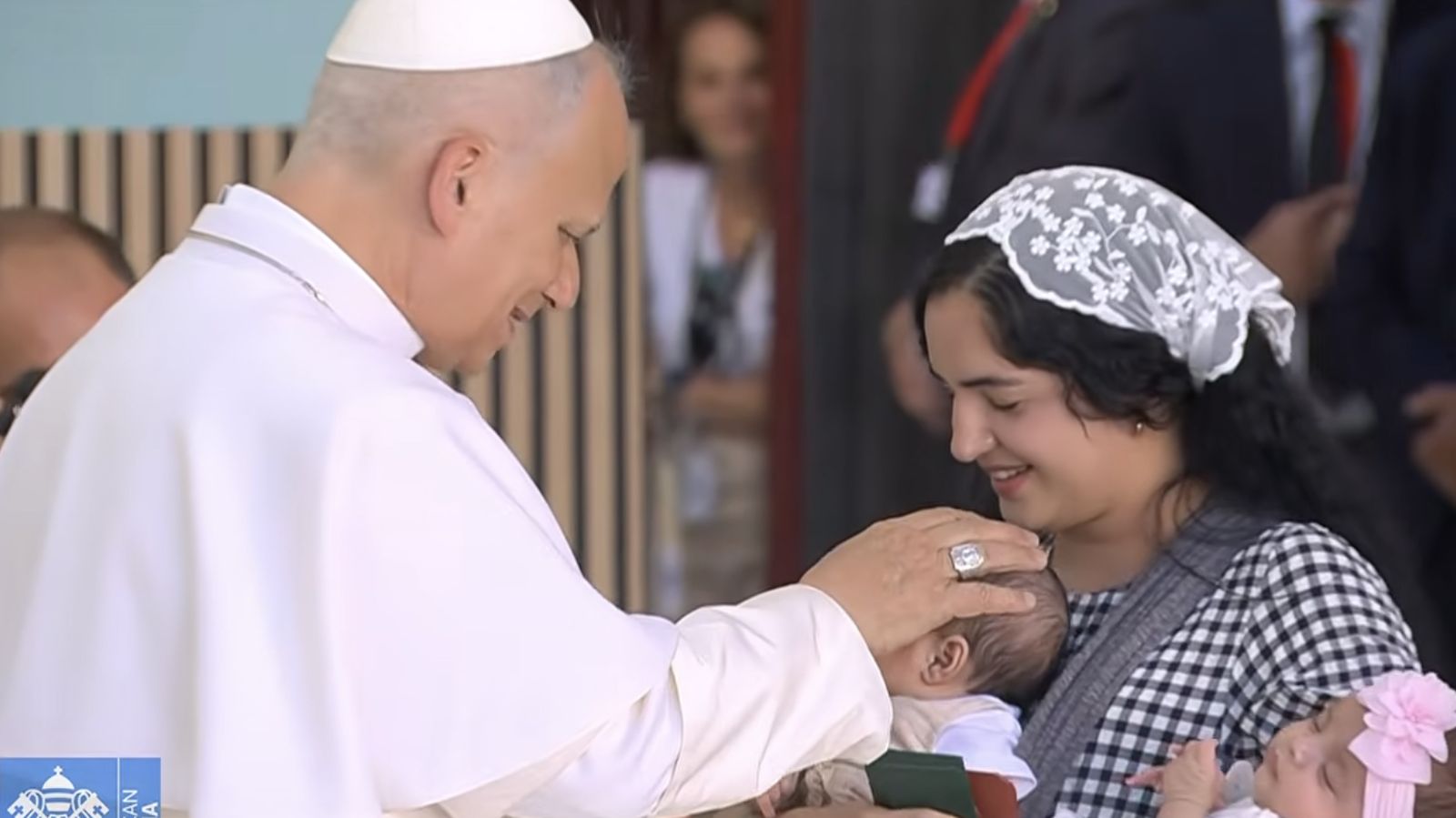 El Papa bendice a las hijas de Niurka