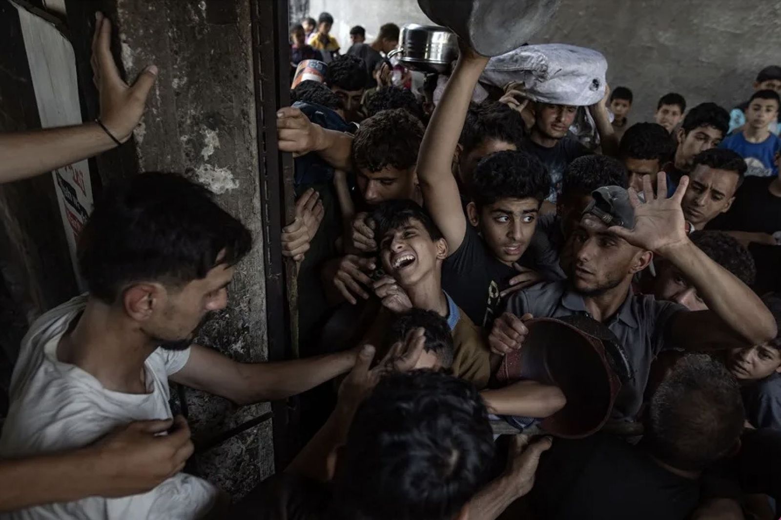 Palestinos frente a un comedor social en Gaza