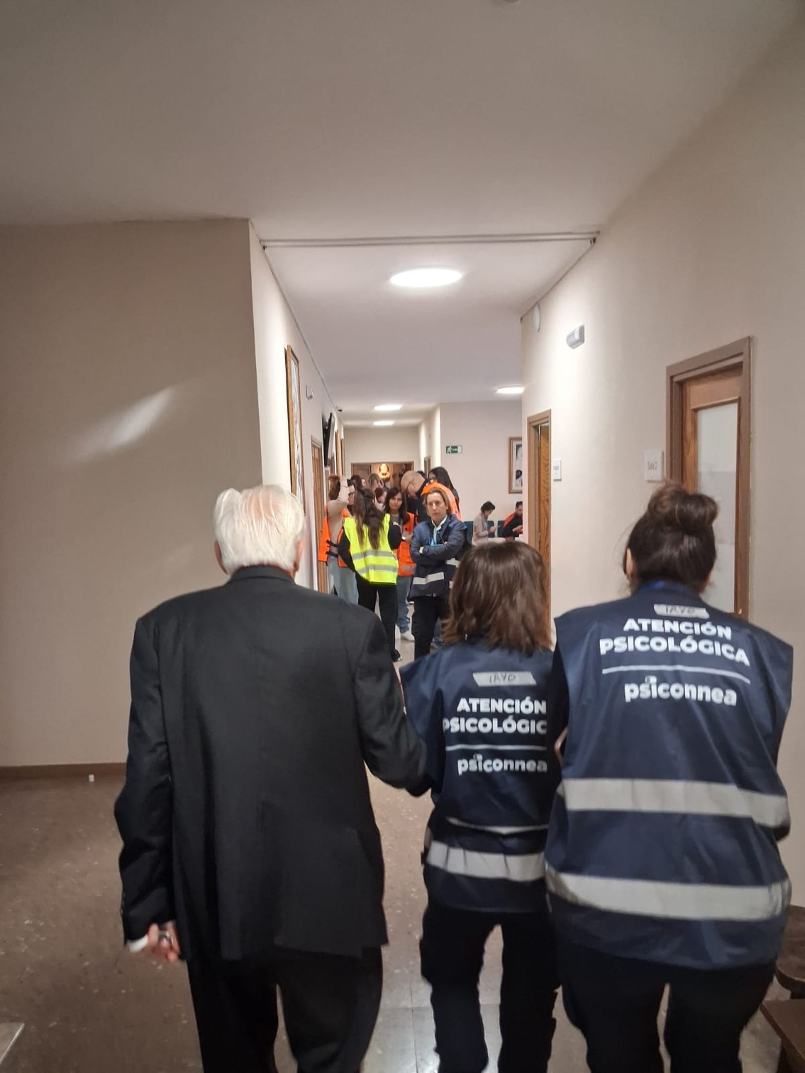 El padre Ángel visita a los heridos y los familiares