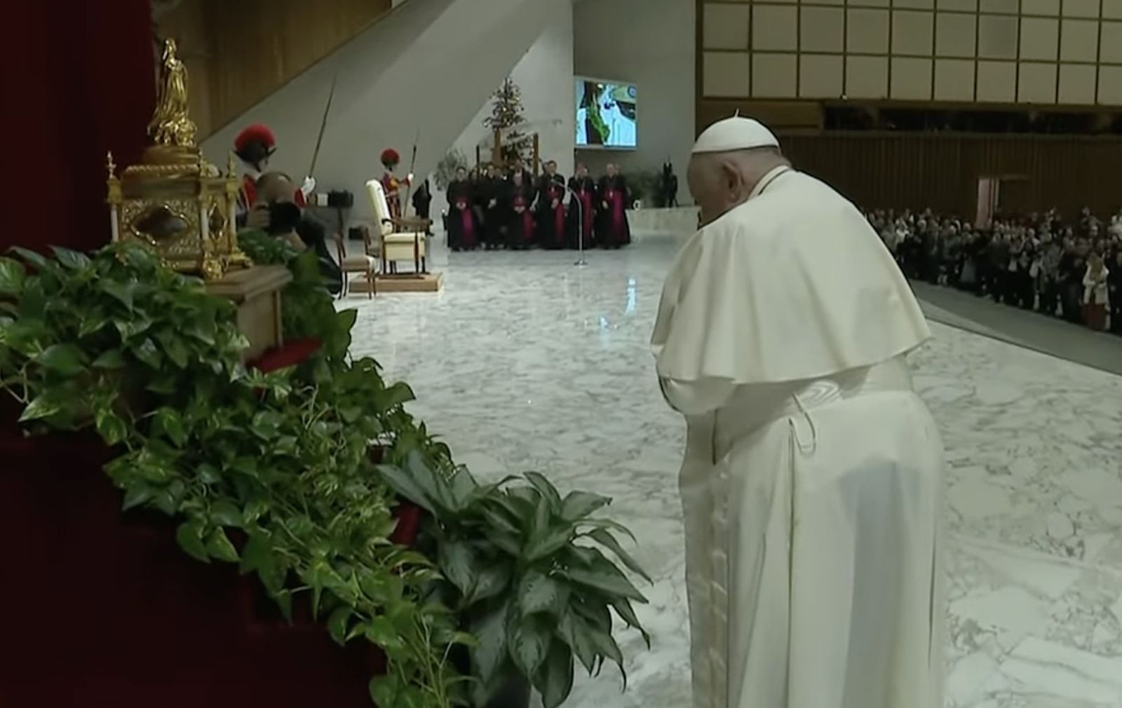 Francisco reza ante las reliquias de sor Teresita del Niño Jesús