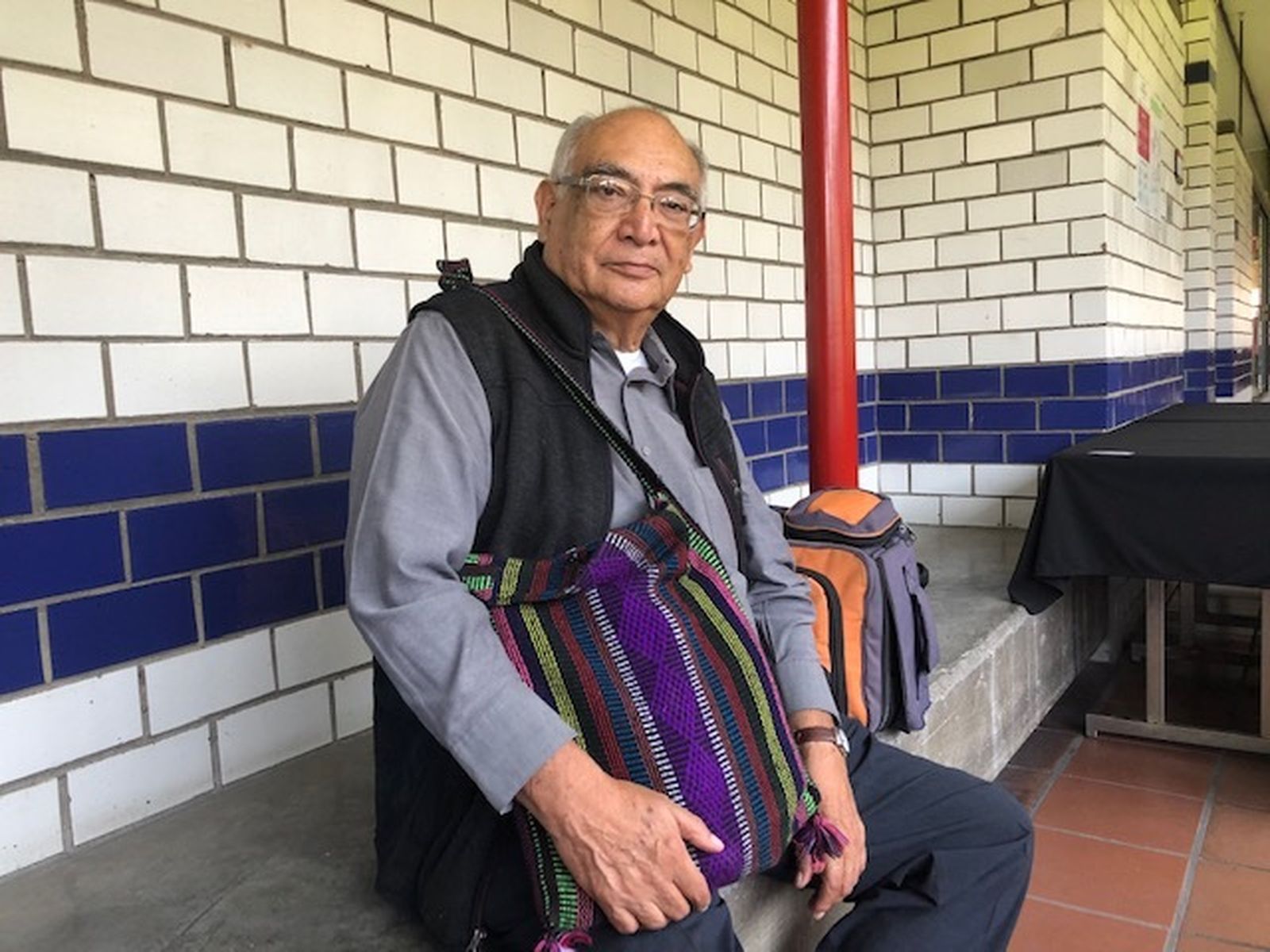El Padre Gustavo Rodríguez con su morral