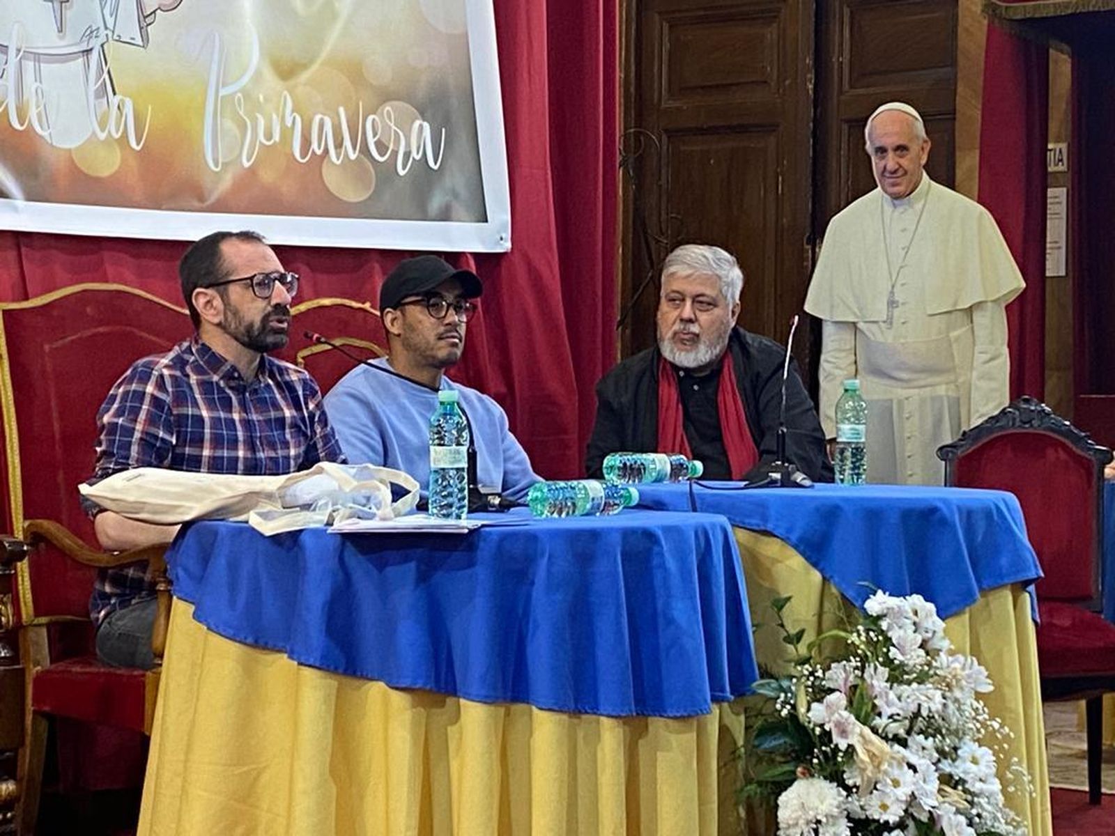 Óscar (a la izquierda), durante su testimonio
