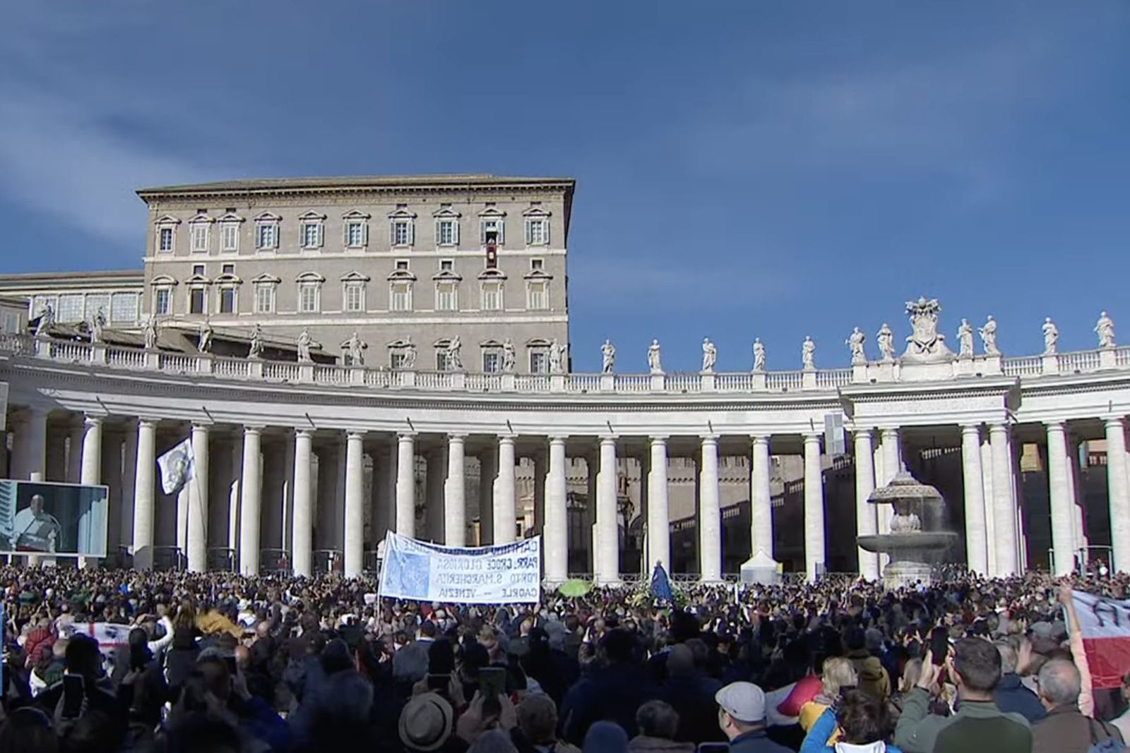 Los fieles esperan a que el Papa se asome al balcón del Palacio Apostólico