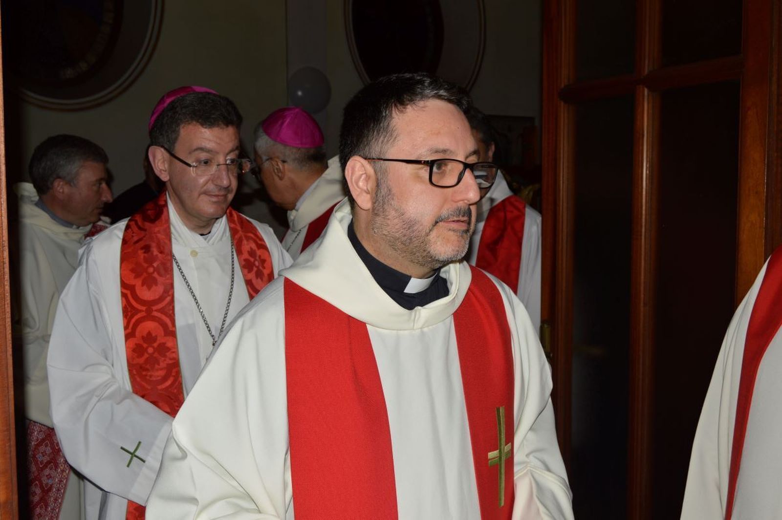En primer término, el sacerdote de Tarragona Víctor Mosquera