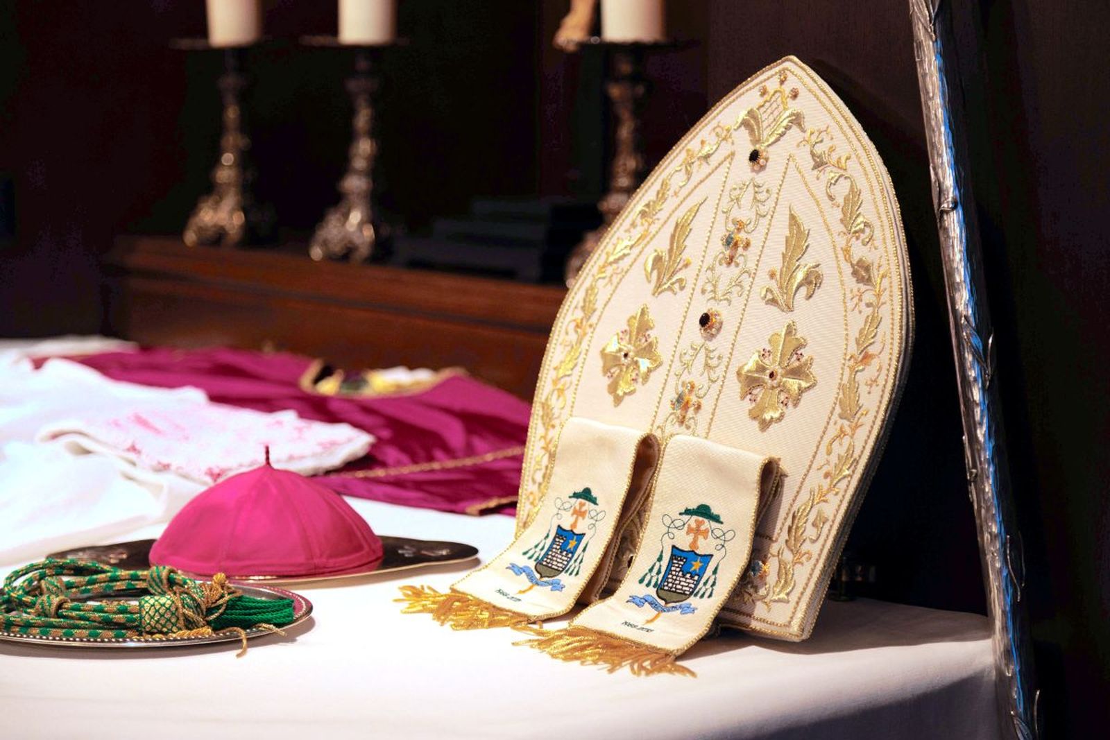 Ornamentos y vestiduras litúrgicas episcopales preparadas para una celebración
