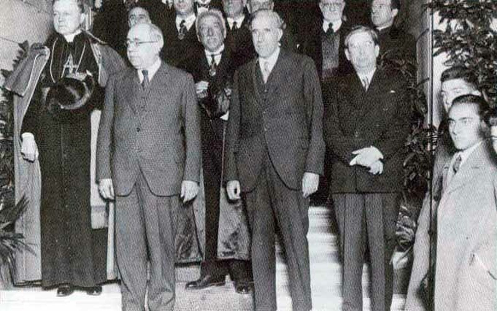 El nuncio Tedeschini, junto al Gobierno de Manuel Azaña