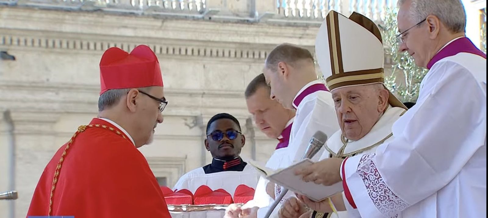 Pizzaballa, recibiendo la birreta