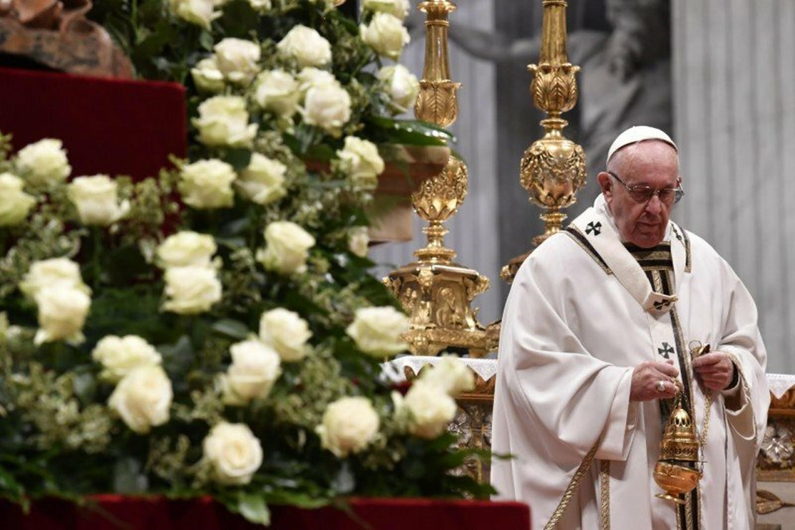 Papa, incienco, rosas blancas