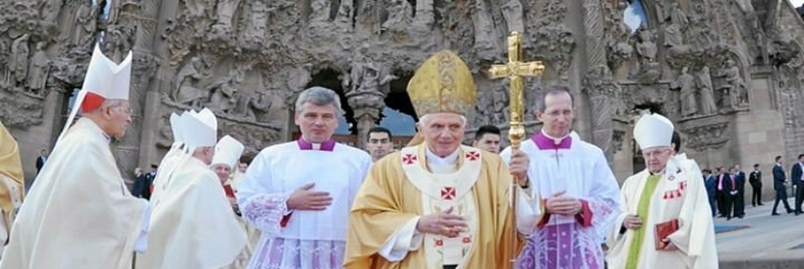 El Papa ante la fachada de la Sagrada Familia en su visita a Barcelona