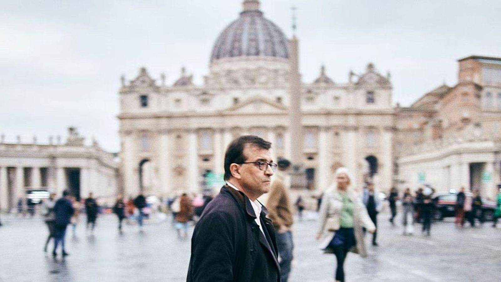 Javier Cercas en la Plaza de San Pedro, Vaticano