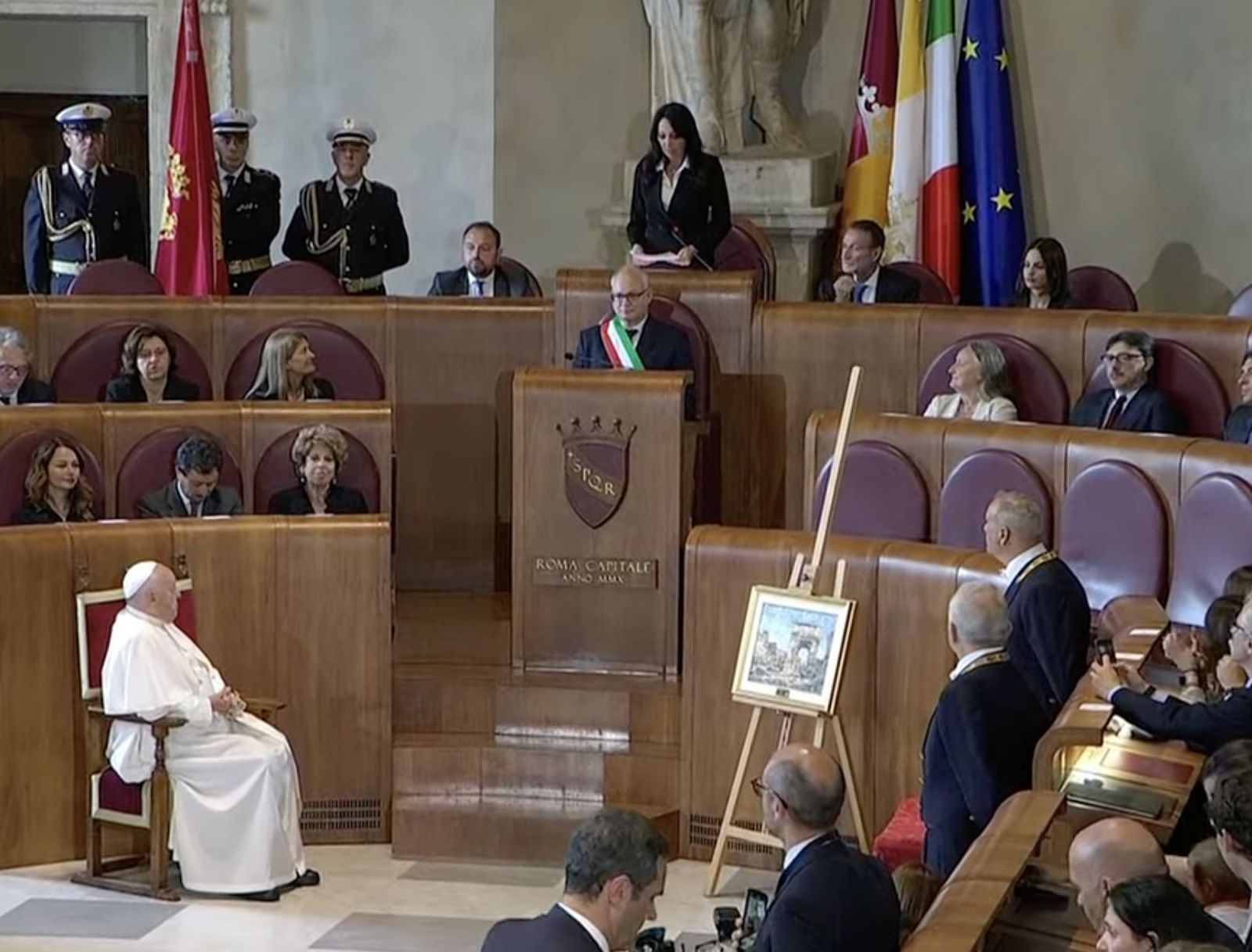 Francisco escucha el saludo del alcalde Roma