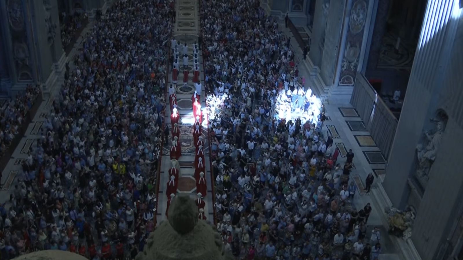 Procesión de entrada para la misa de Pentecostés