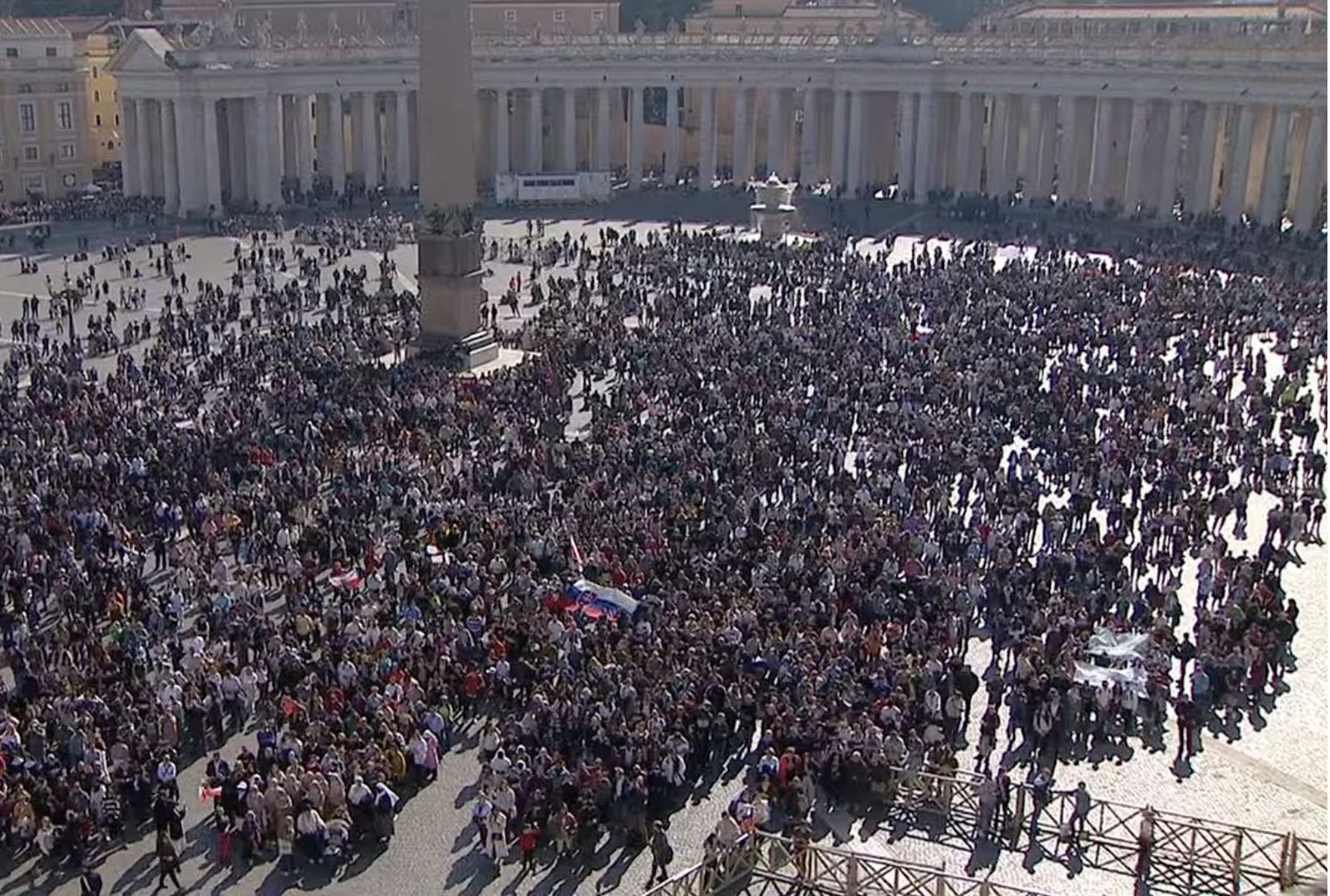 Fieles en la plaza de San Pedro