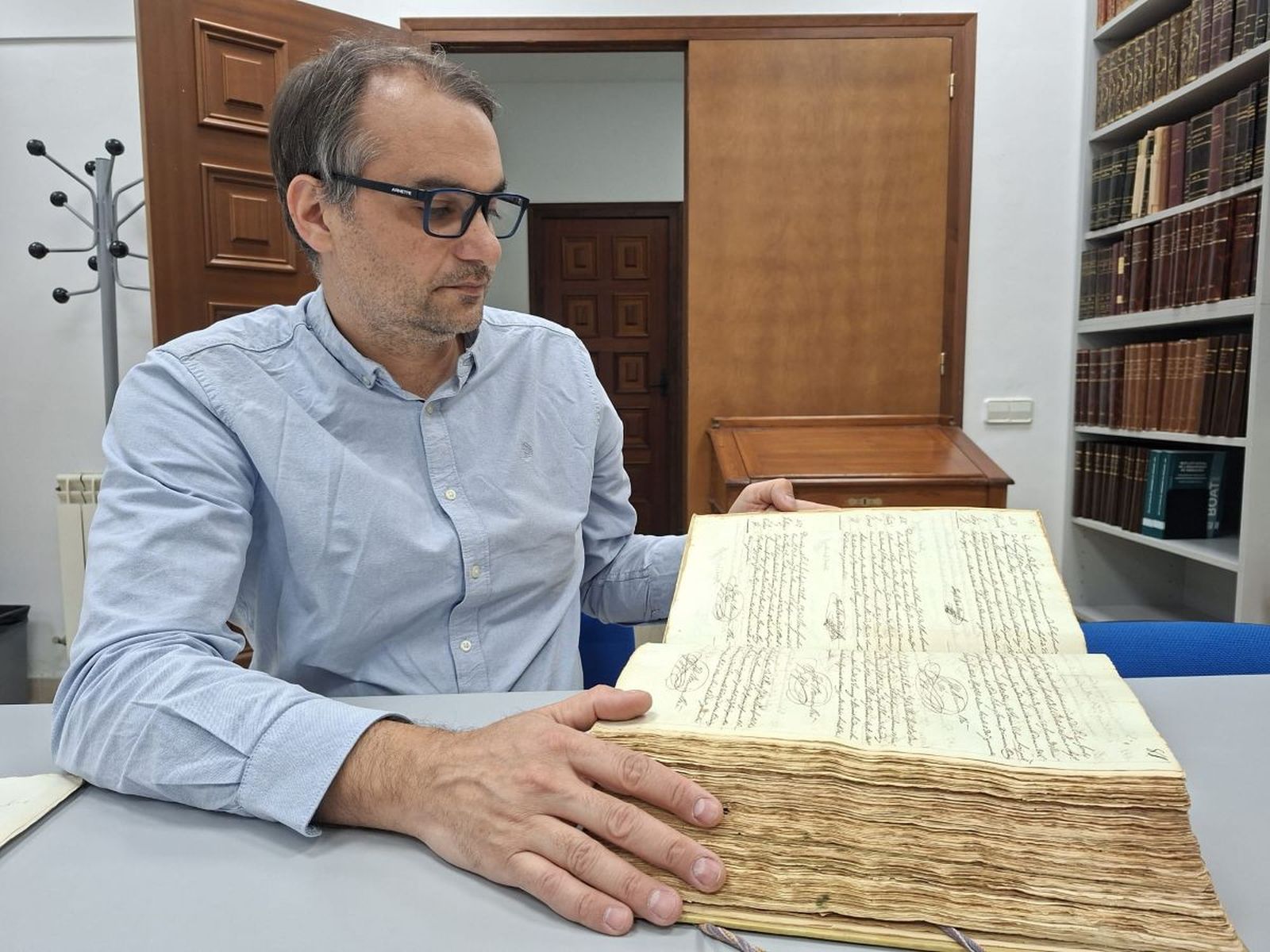 Joan Maria Quijada, técnico del archivo diocesano.