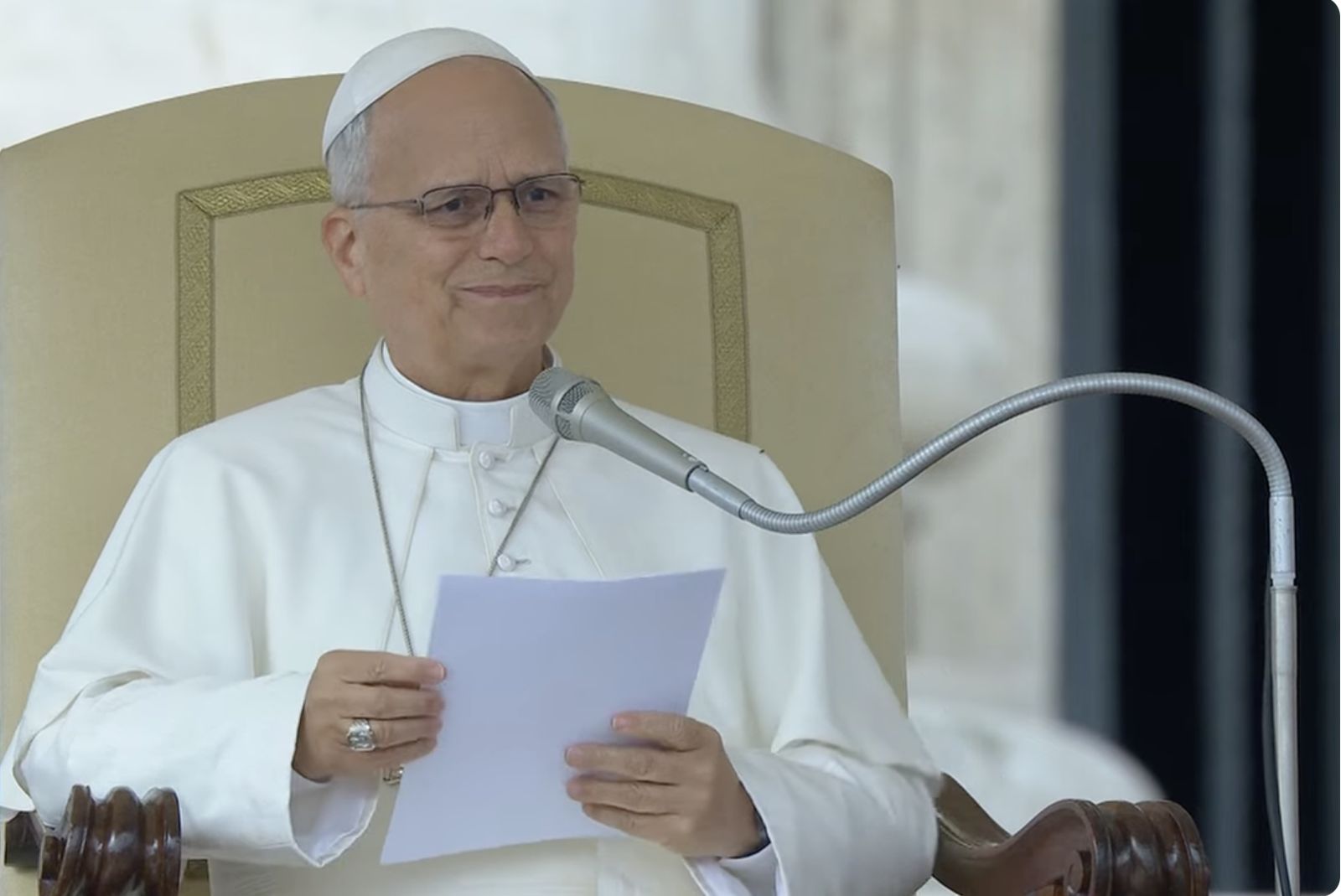 El Papa saluda a los fieles al comienzo de la audiencia general