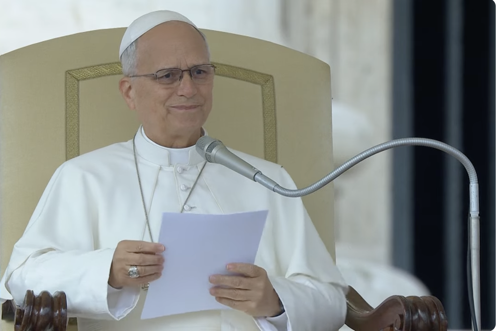El Papa saluda a los fieles al comienzo de la audiencia general