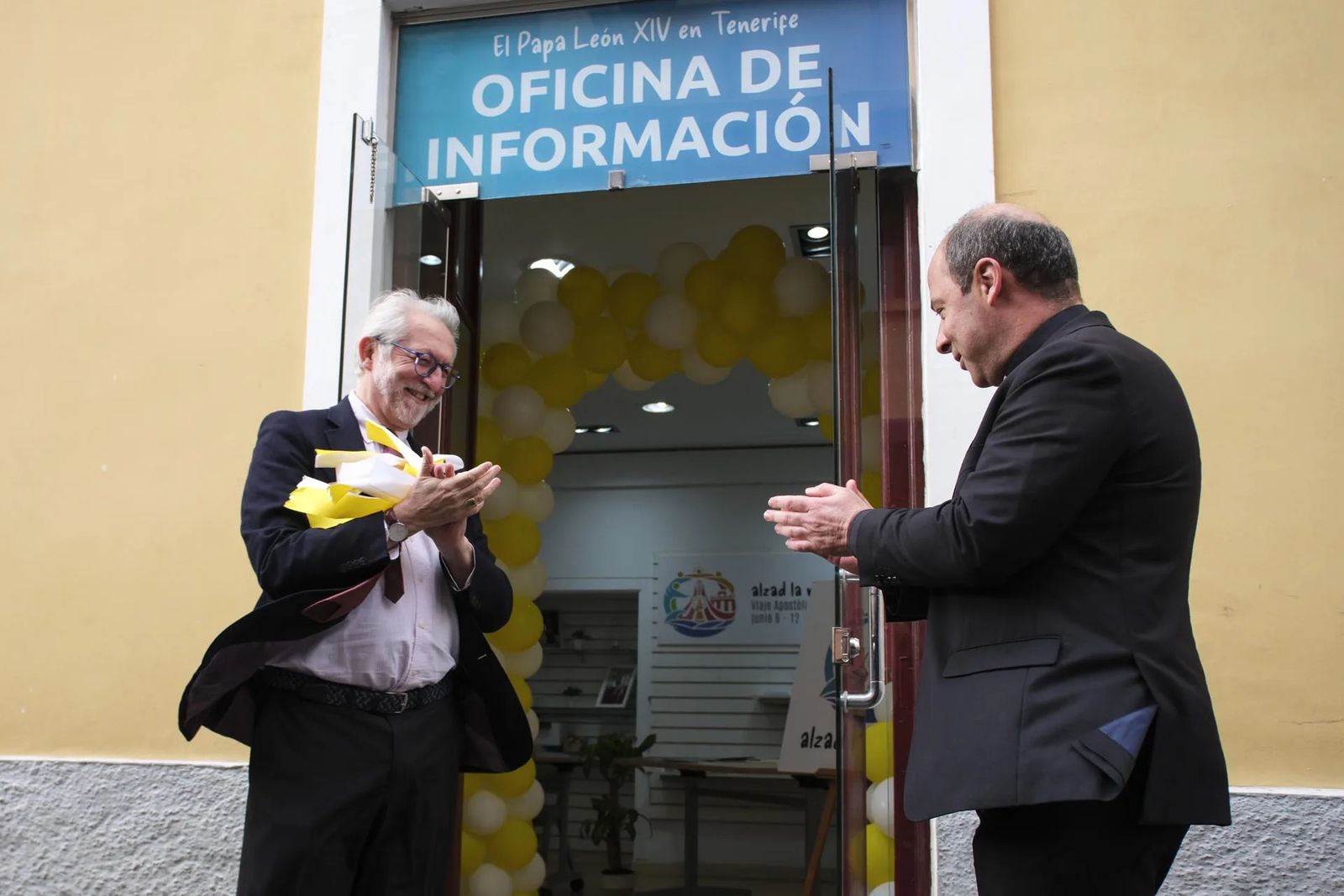 Eloy Santiago,  en la inauguración de la oficina de información