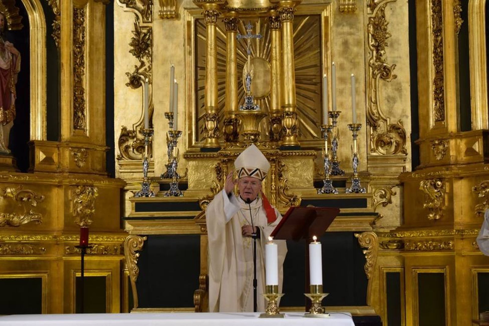 El obispo de Jaén dona su sueldo a Cáritas y pide a sus curas que hagan lo mismo