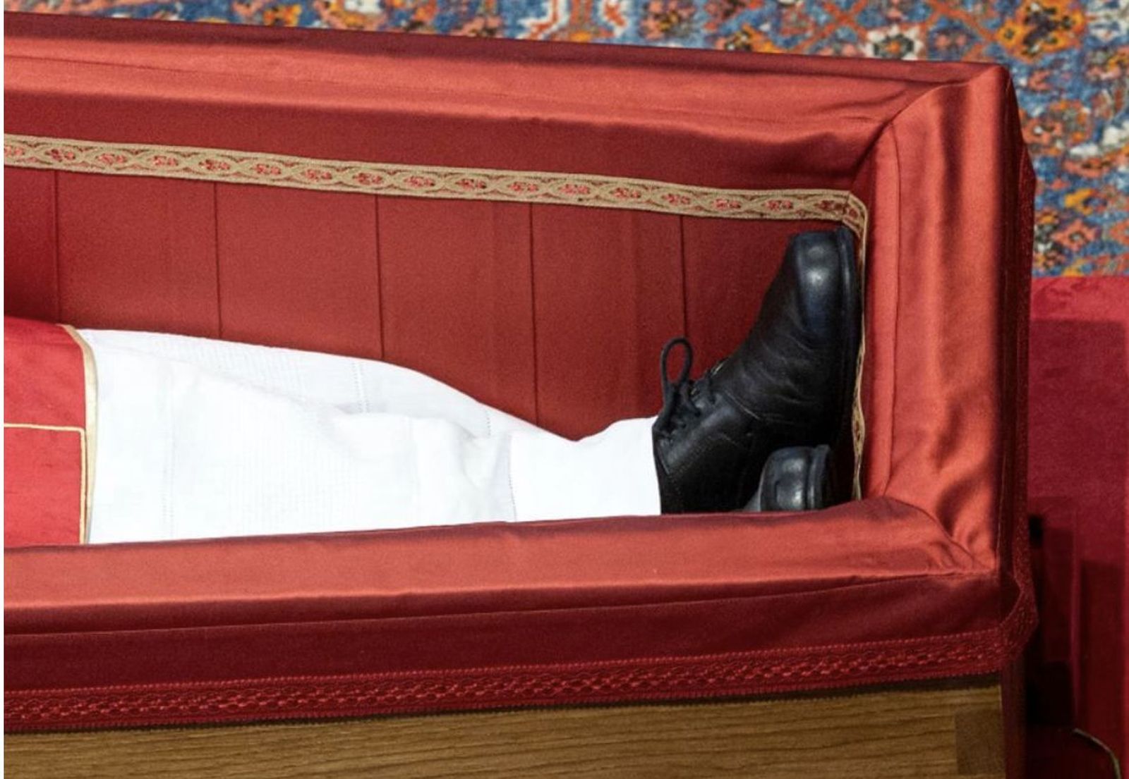 Los zapatos del Papa en el ataud