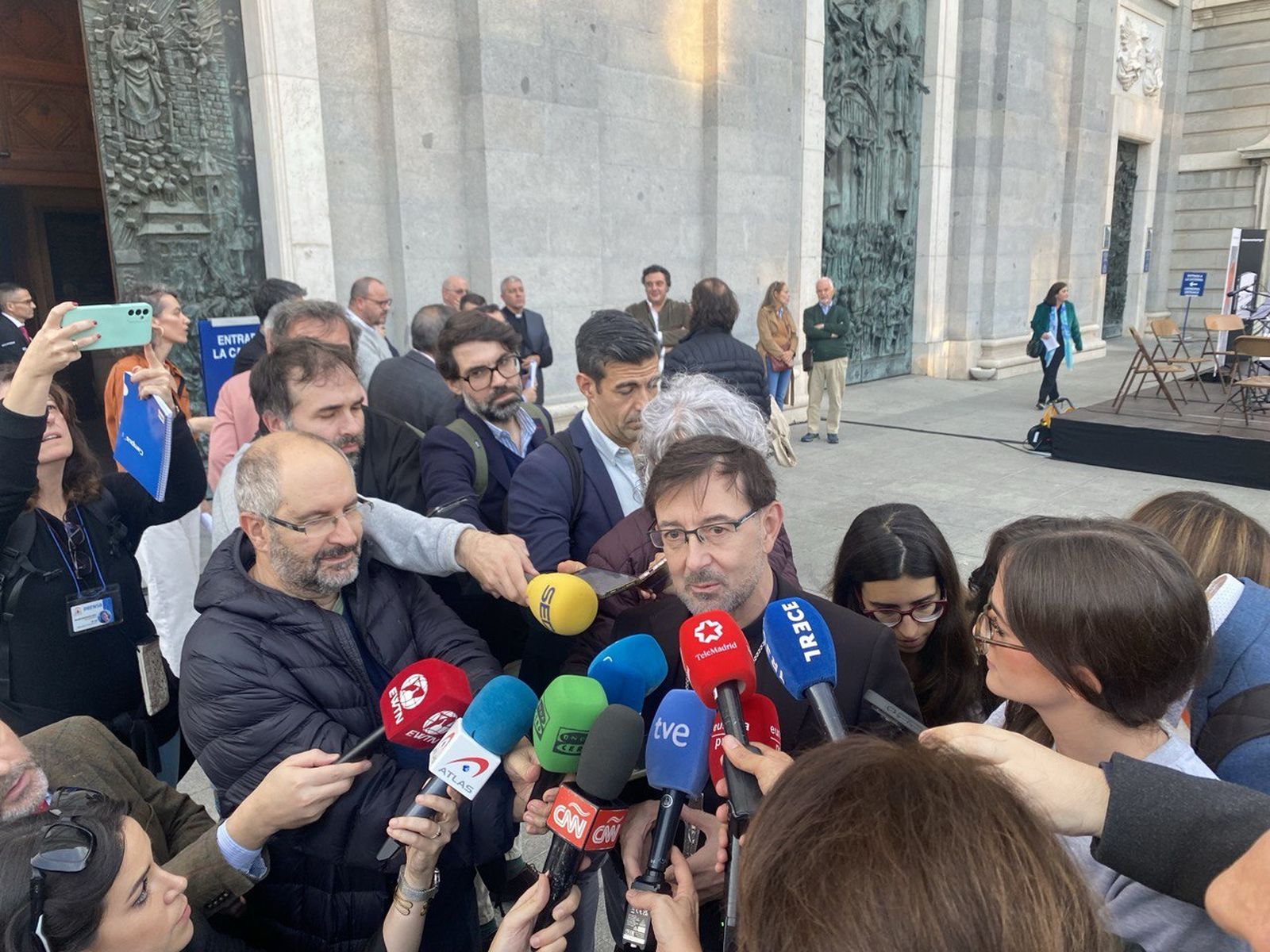 Cobo, ante los periodistas, antes del acto