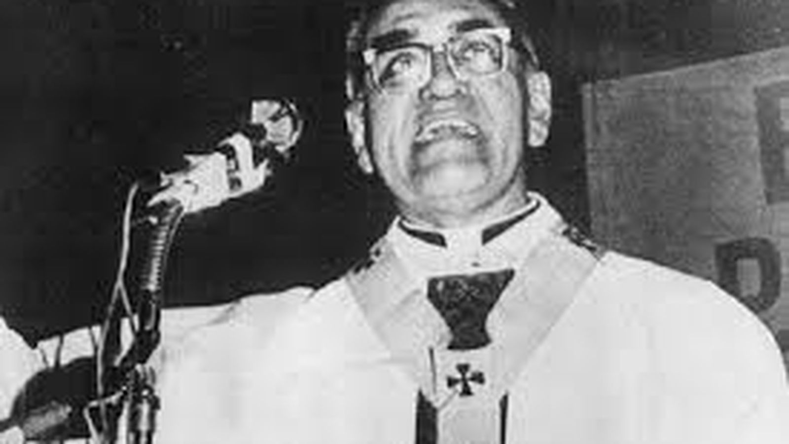 Monseñor Romero dando la homilía