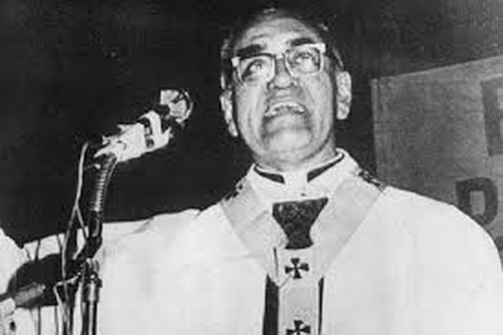 Monseñor Romero dando la homilía