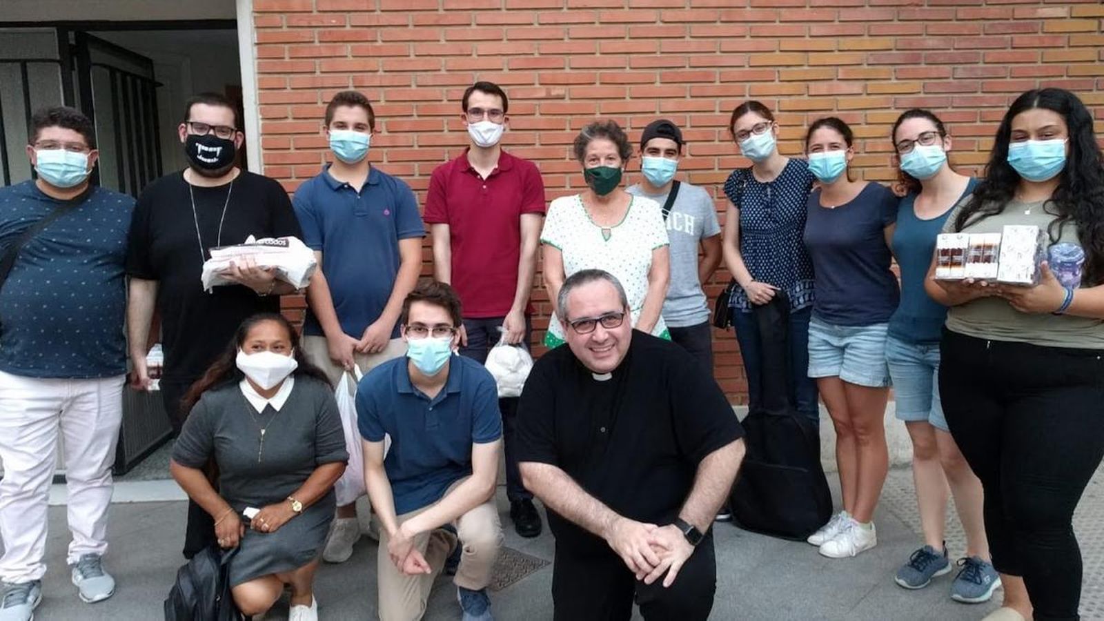 Padre Miret y sus voluntarios