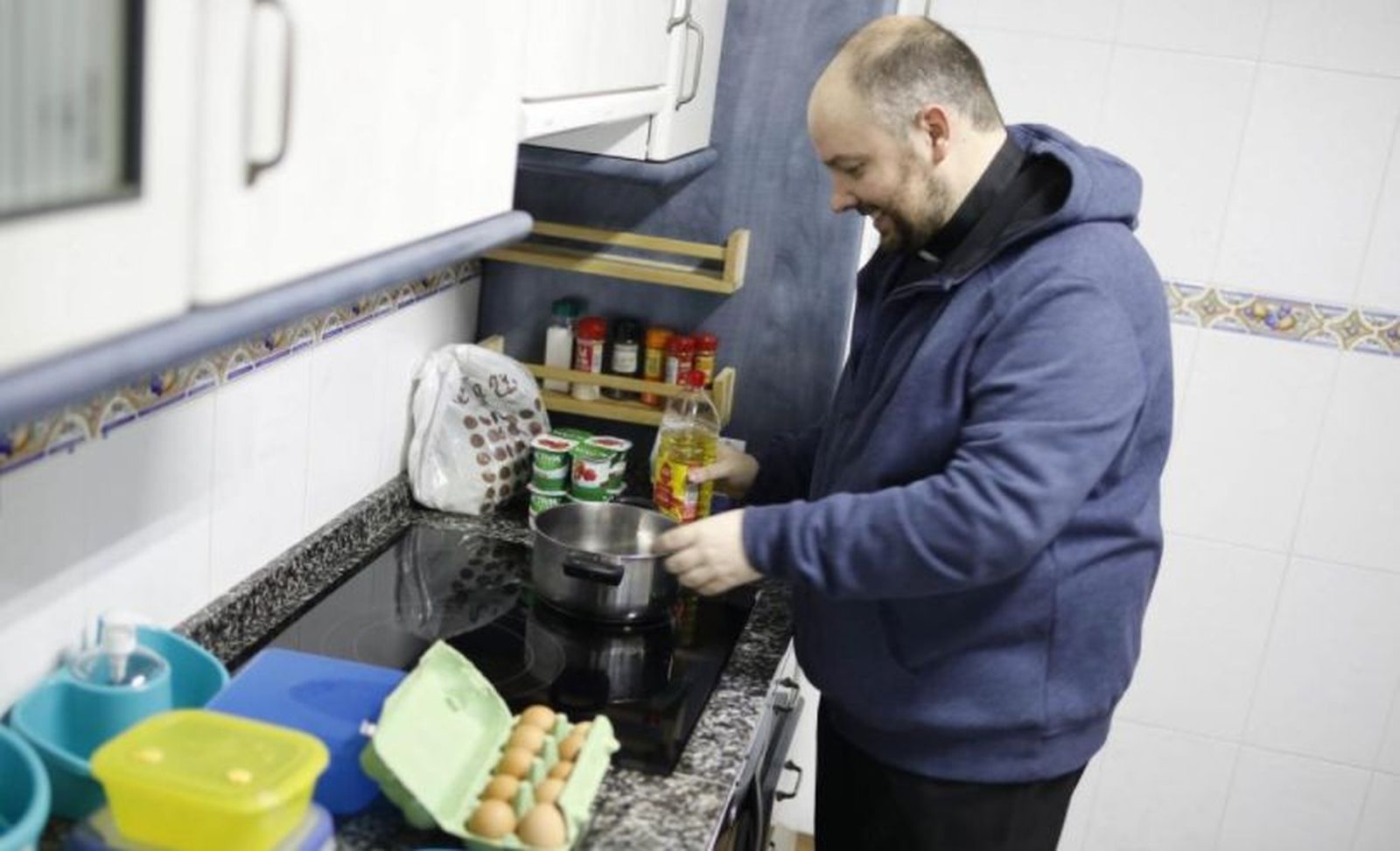 El sacerdote Enrique Álvarez cocina para sus feligreses impedidos