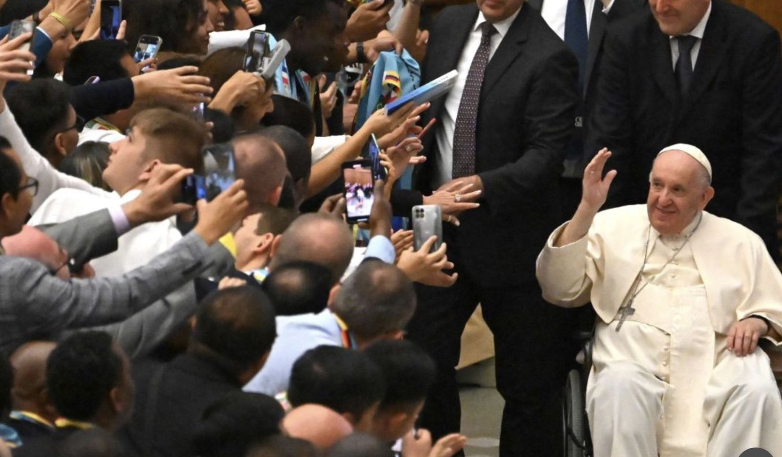 El Papa saluda a los scalabrinianos