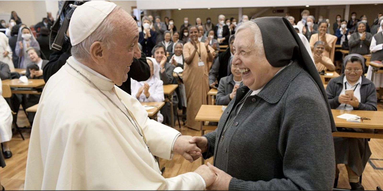 Yvonne Reungoat: "Una cualidad que debe tener un obispo es la de esta cerca del pueblo"