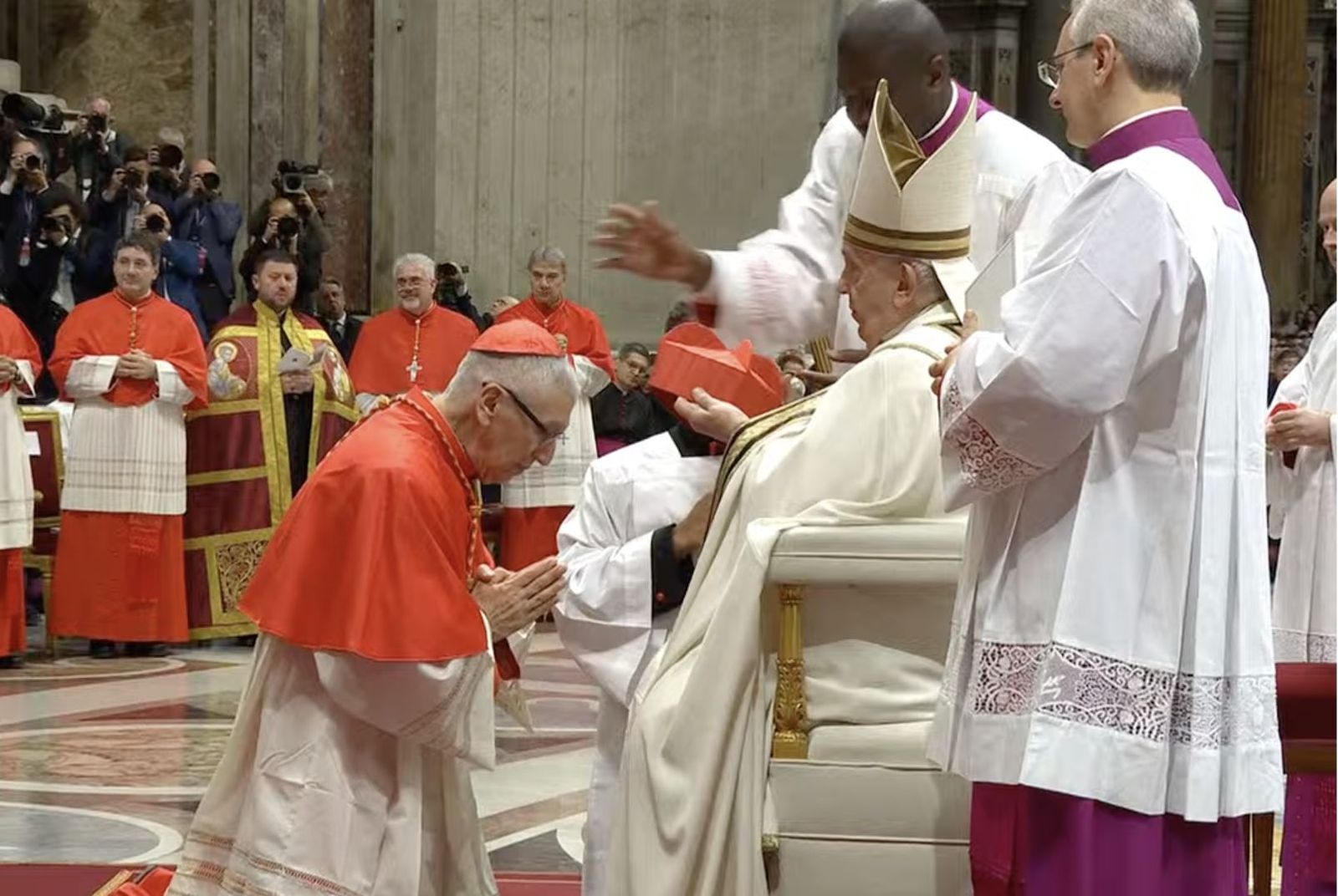Imposicion del birrete al primado de Perú Carlos Castillo