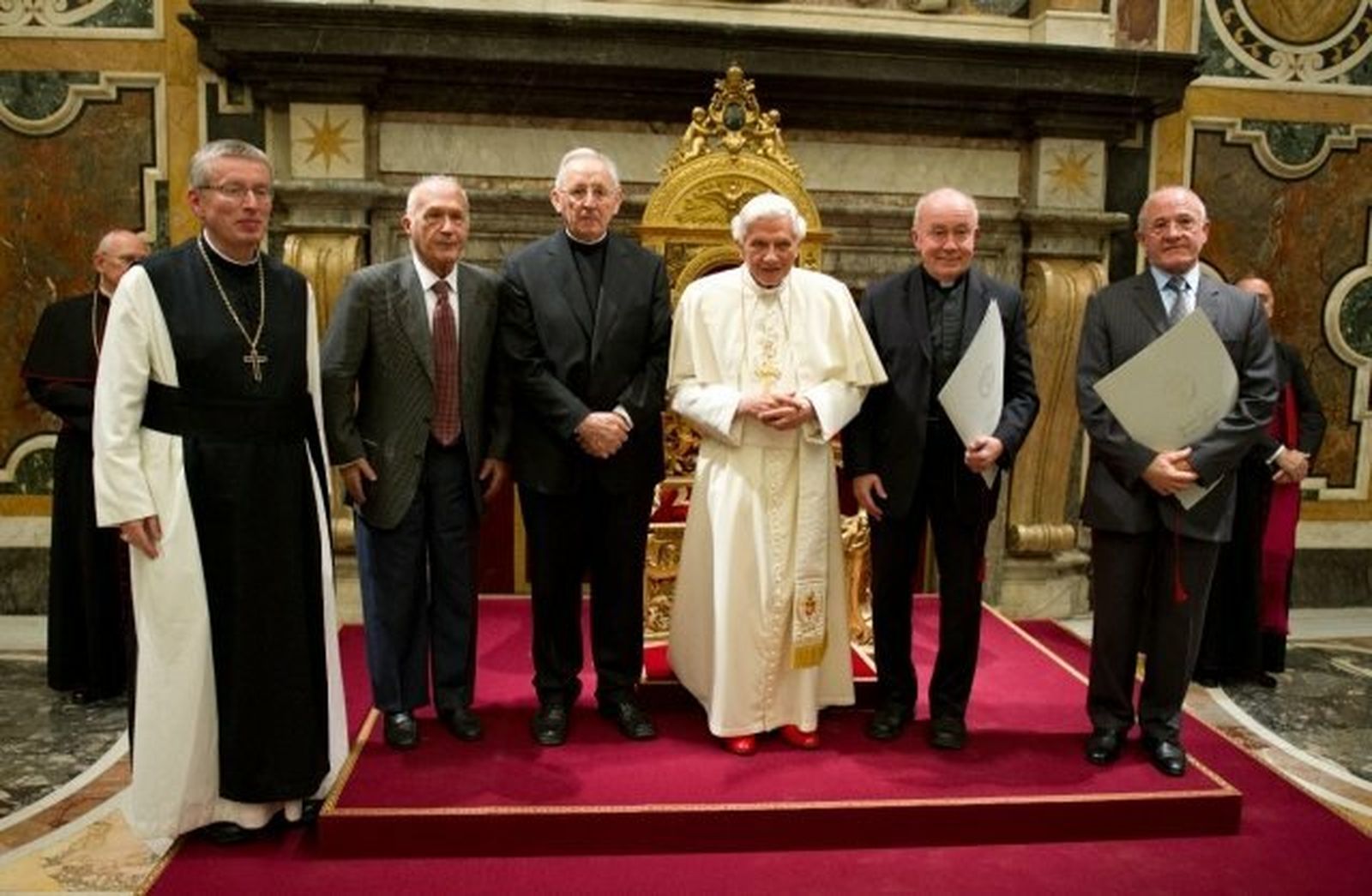 Benedicto XVI, con los premiados de 2011 y 2012