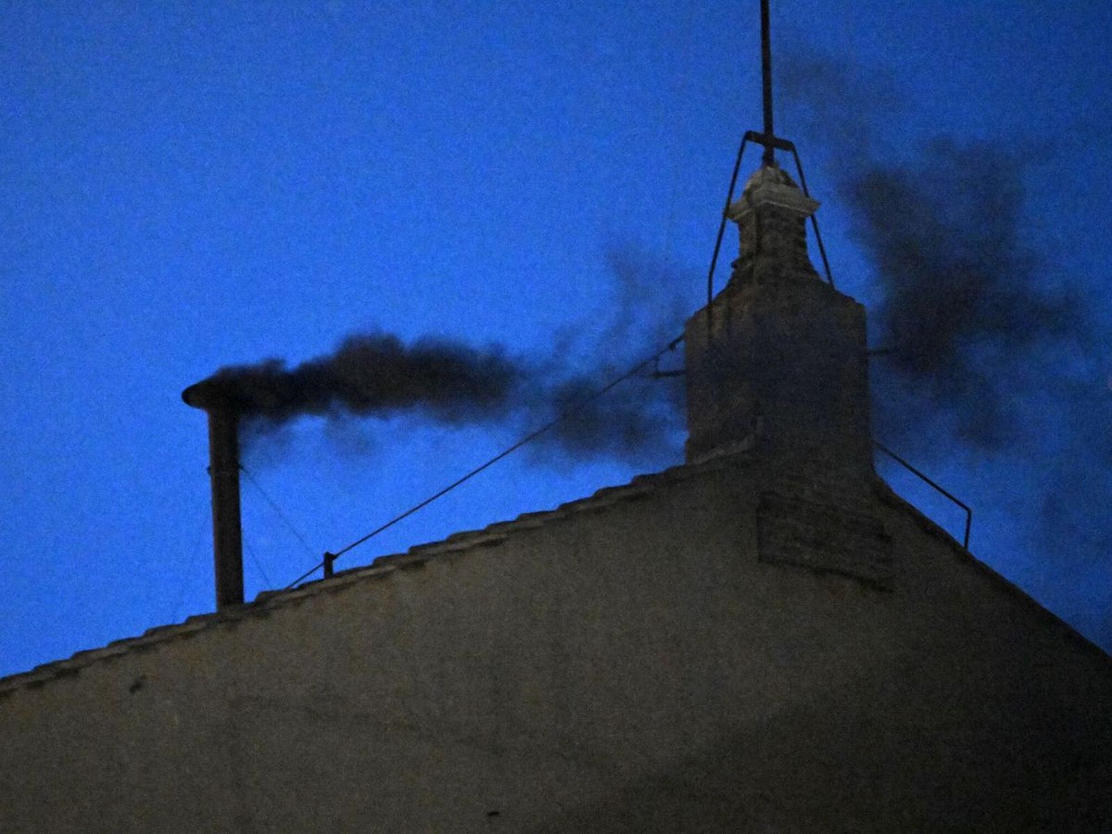 Primera fumata negra 2025