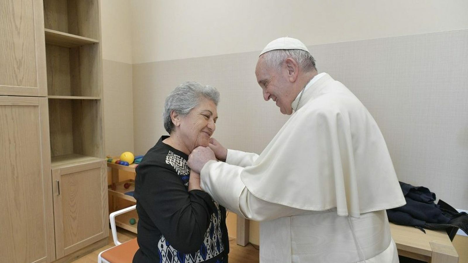 El Papa, hoy, con una residente del Villaggio Emanuele