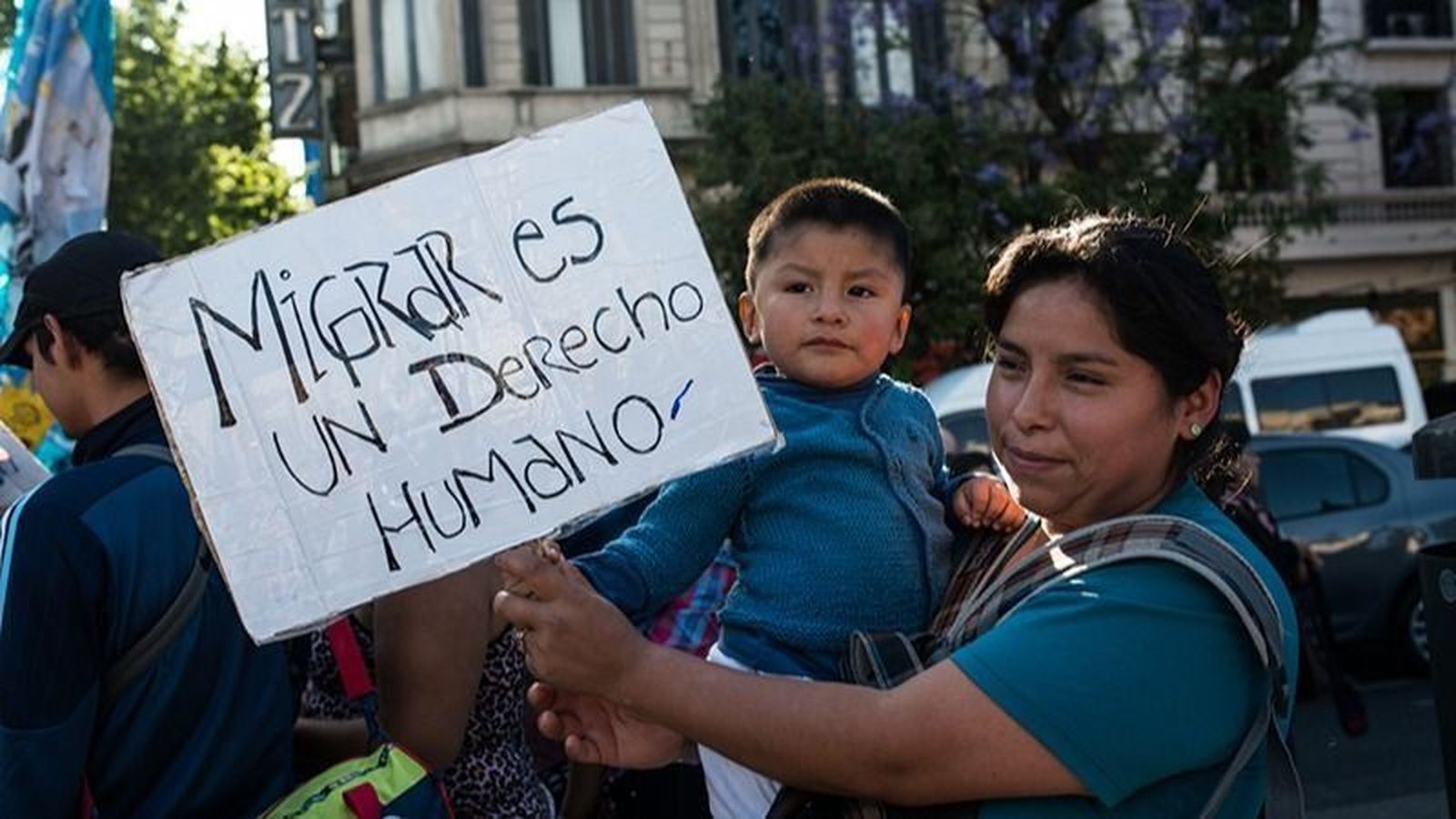 Una madre migrante con su hijo