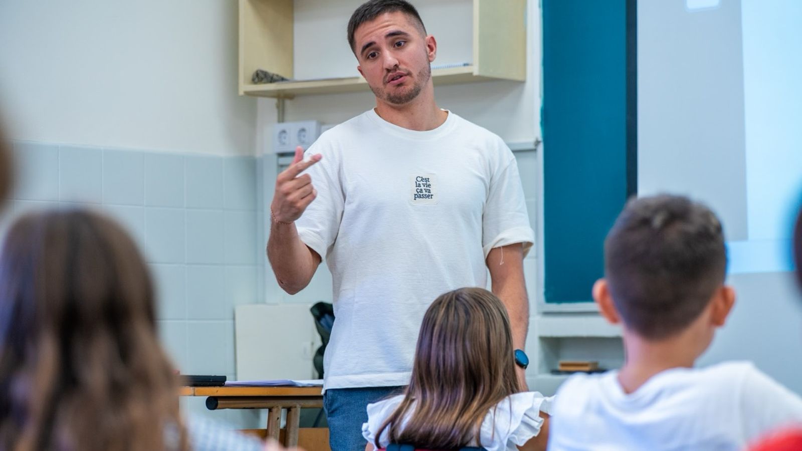 Joan Cruz dando clase en el colegio San Viator de Huesca.