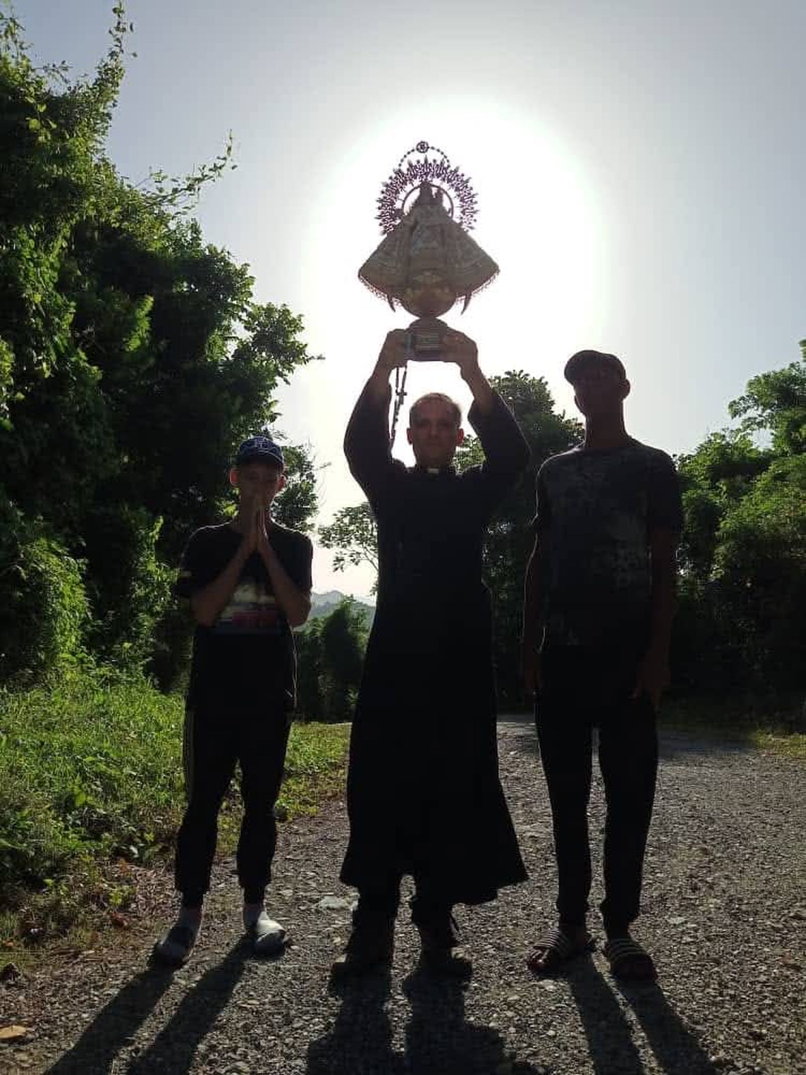 Padre Castor Alvarez bendice con la imagen de la virgen