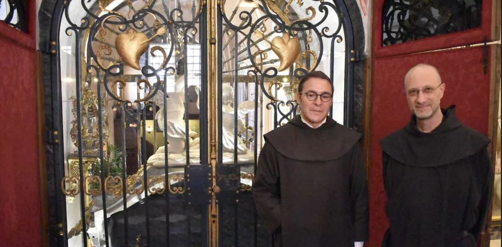 Miguel Ángel González y Marcho Chiesa ante el sepulcro abierto de Santa Teresa. EÑE