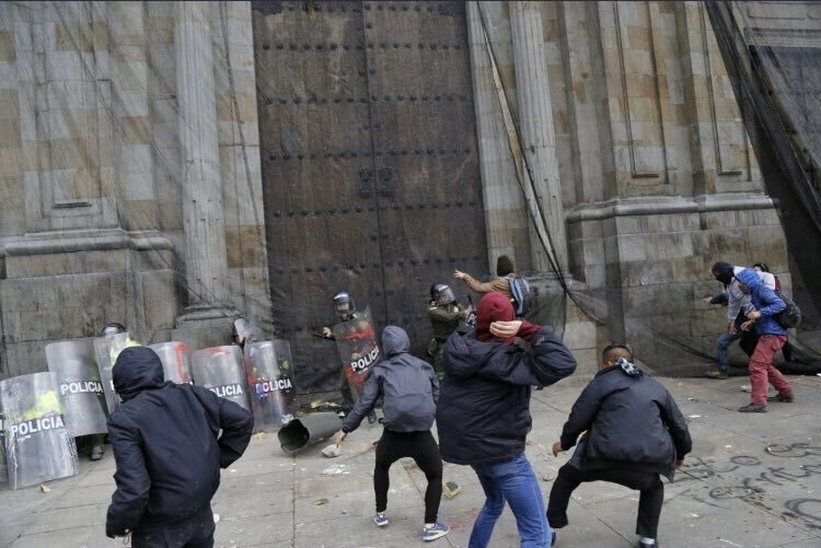 Encapuchados asaltan la Catedral de Bogotá