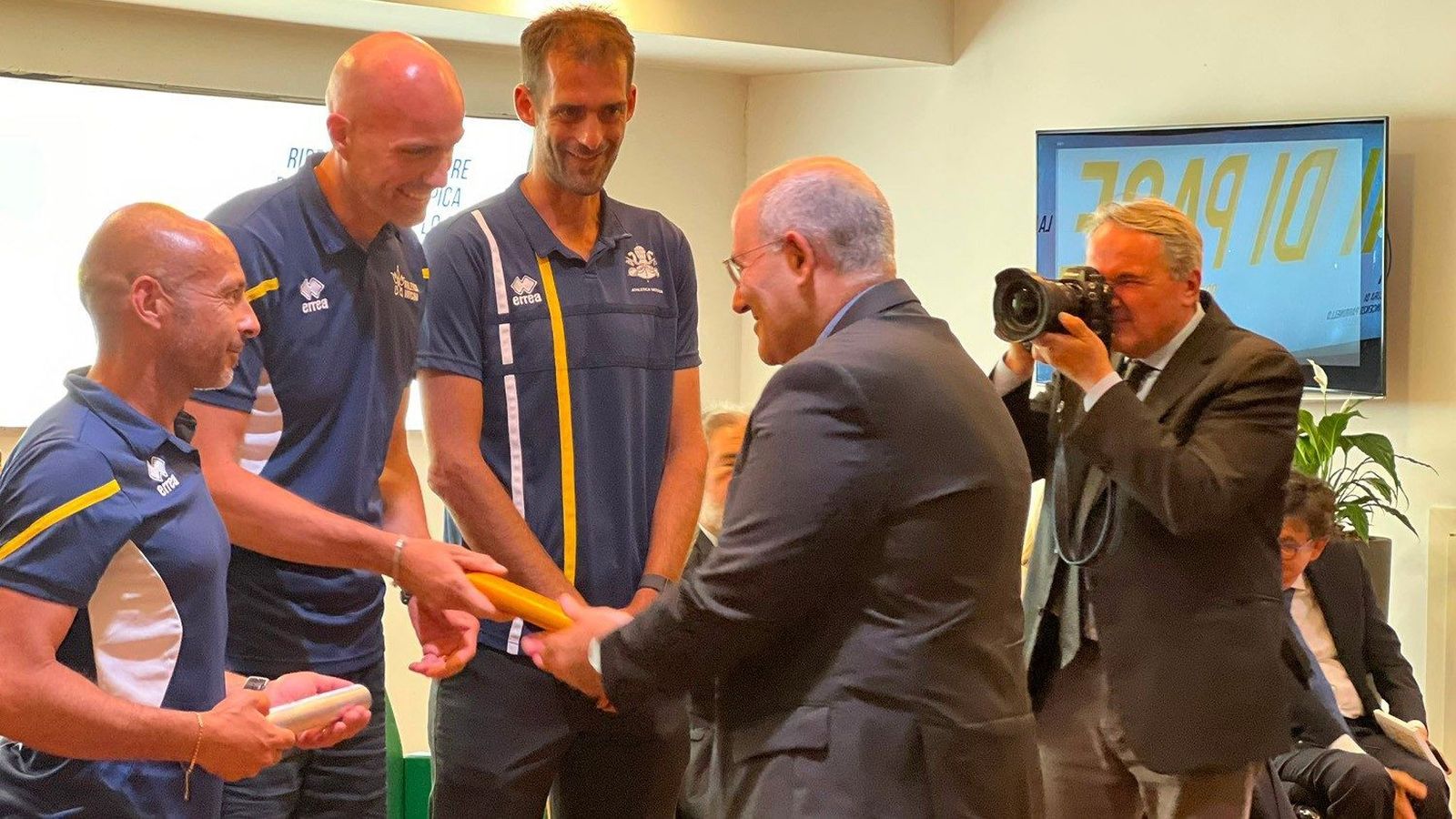 Tolentino entrega los testigos a los corredores que participarán en los Juegos