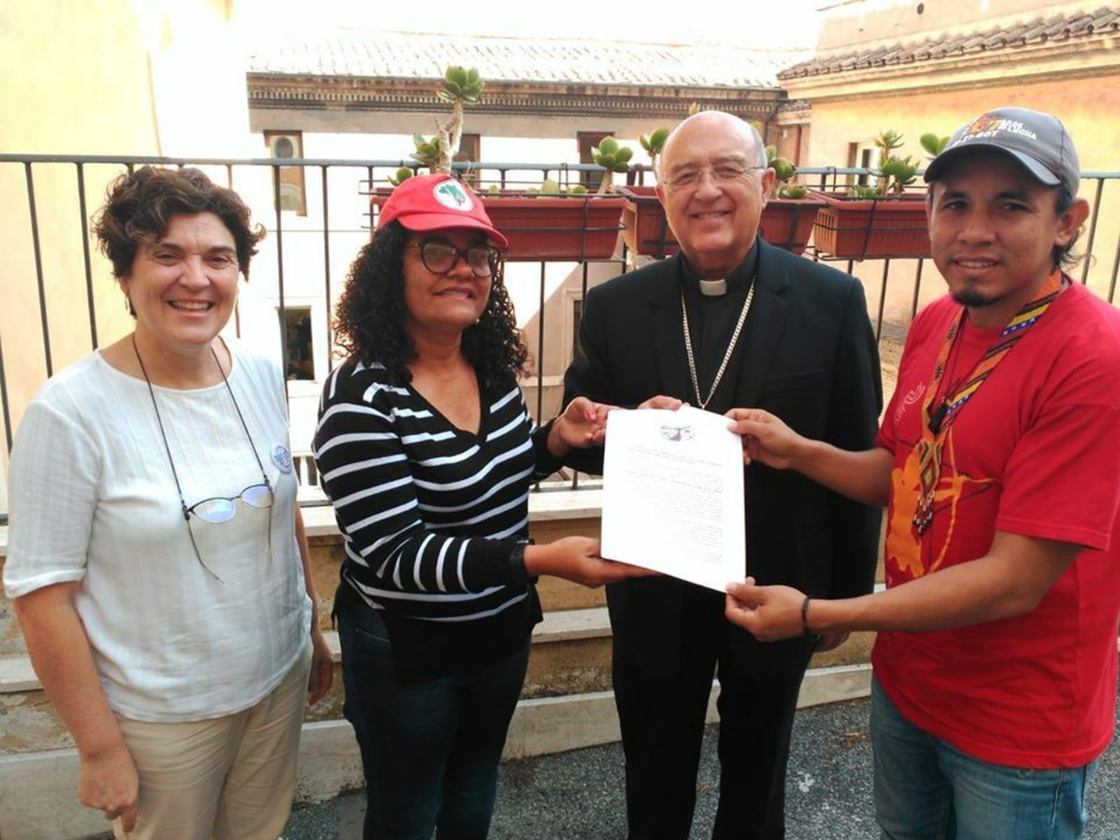 Representantes de los movimentos populares, con el cardenal Barreto