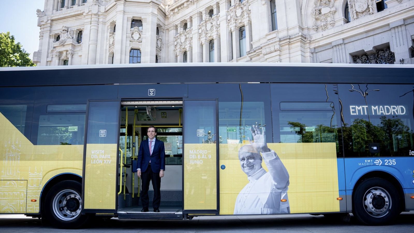 El alcalde, con los buses de la EMT 'tuneados' por la visita del Papa