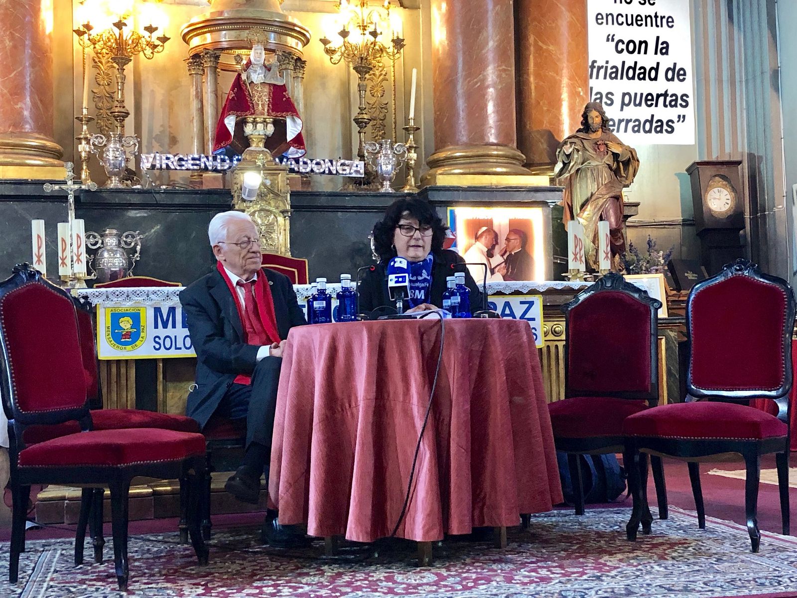 Pepa Torres, con el padre Ángel